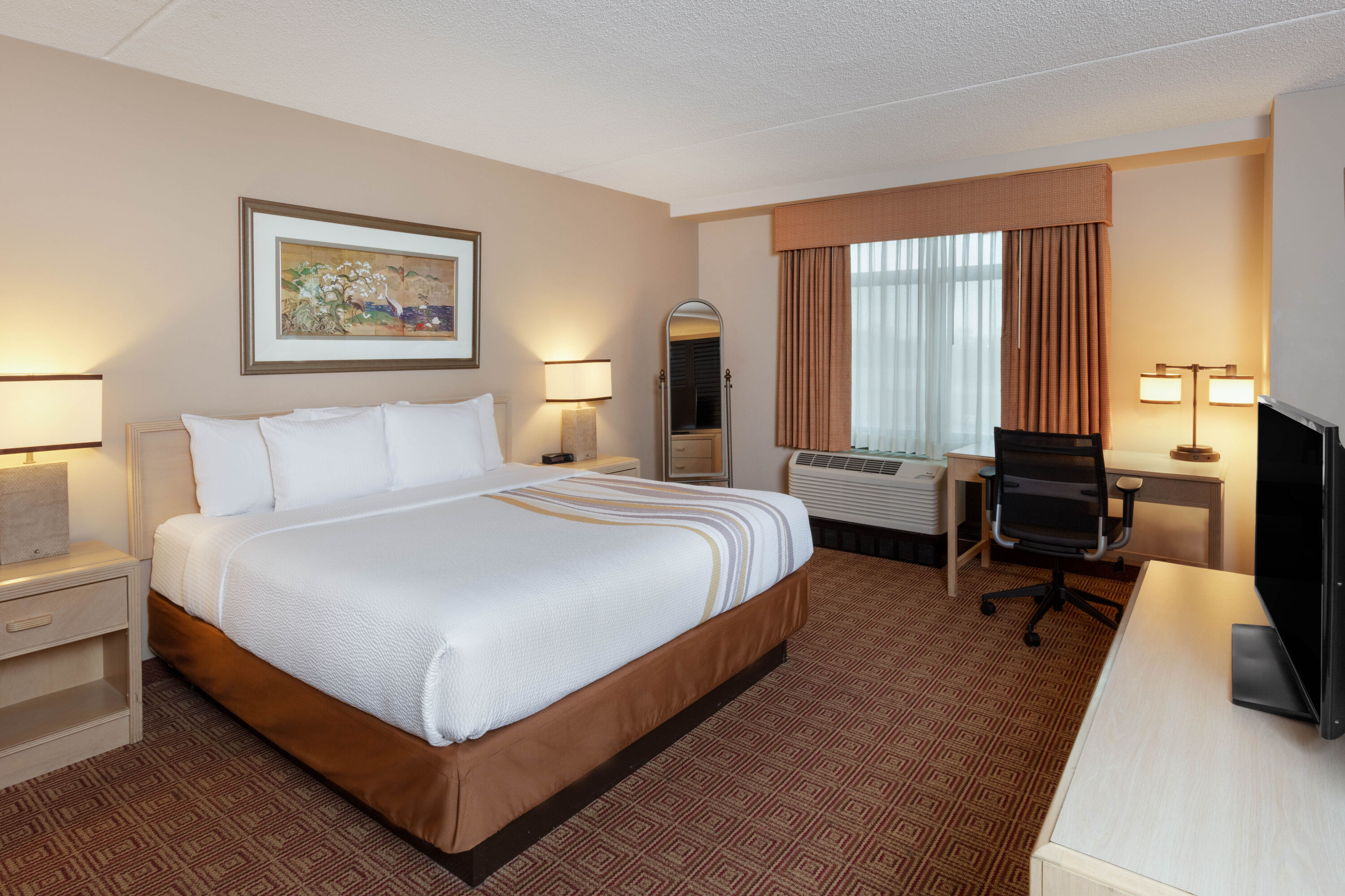 La Quinta Inn & Suites by Wyndham Garden City suite in Garden City, New York