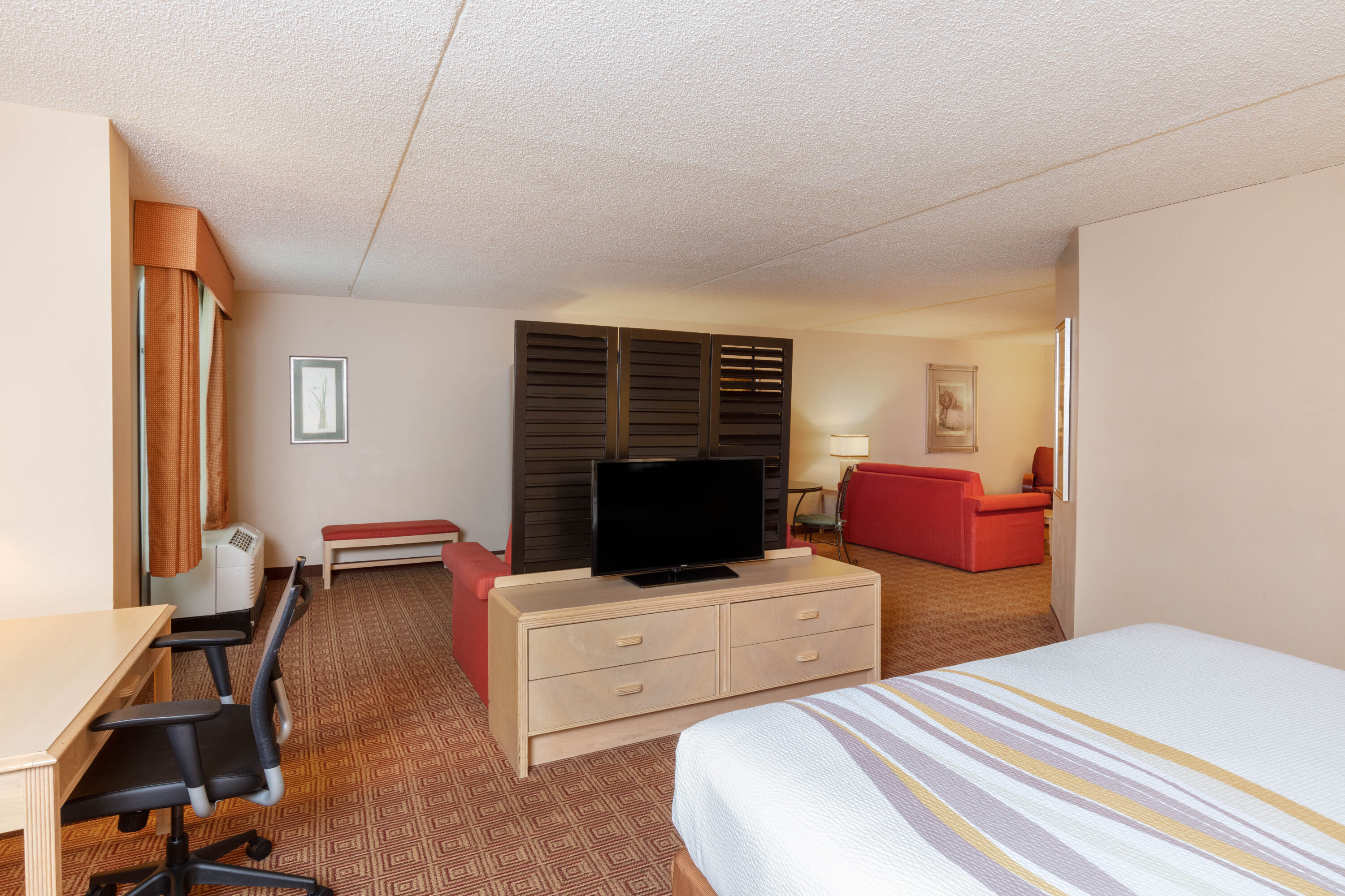La Quinta Inn & Suites by Wyndham Garden City suite in Garden City, New York