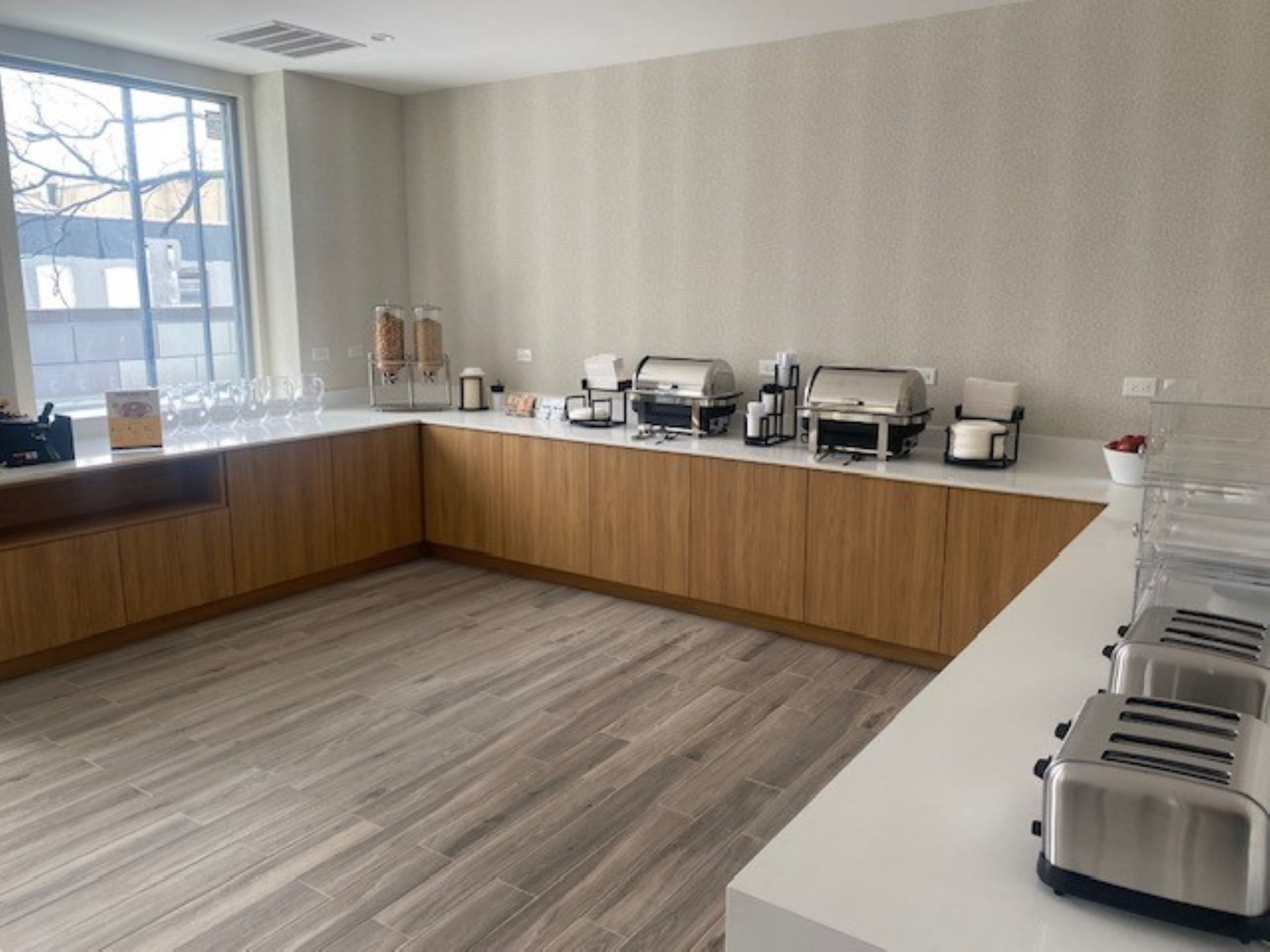 La Quinta Inn & Suites by Wyndham Jamaica NYC/JFK AirTrain restaurant breakfast area with seating in Jamaica, New York