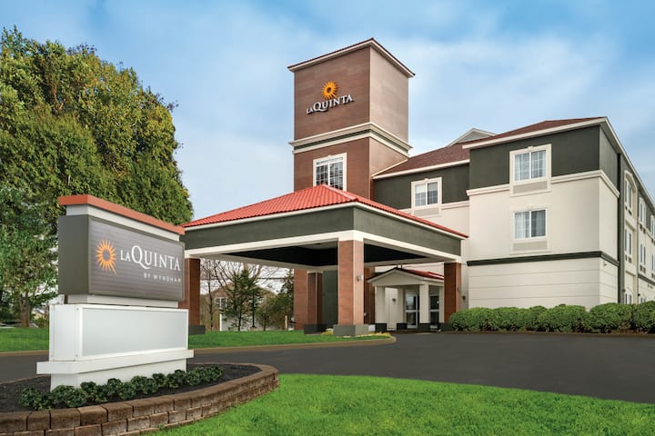 La Quinta Inn Suites By Wyndham Latham Albany Airport Latham