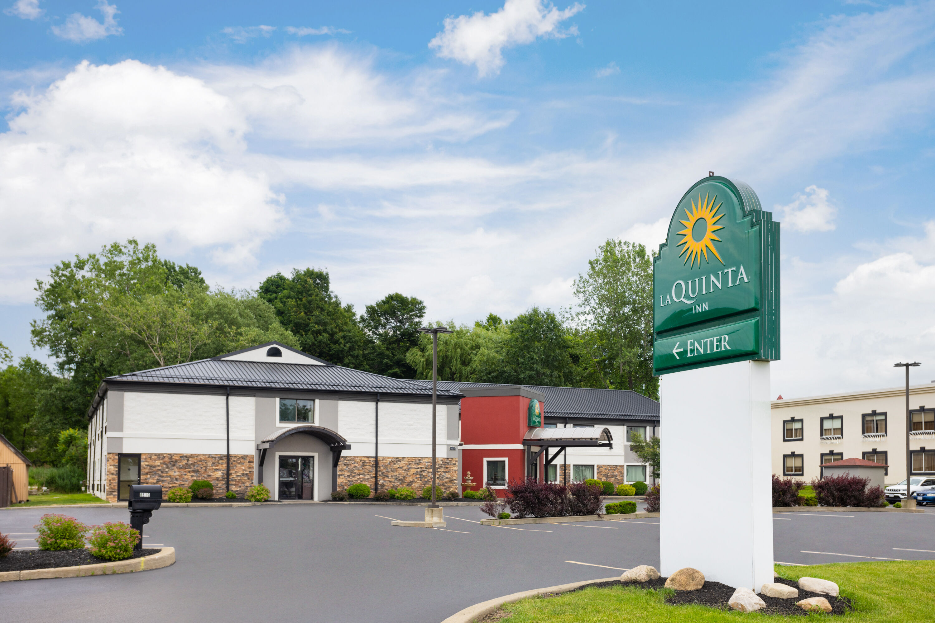 Exterior Day Image of La Quinta Inn by Wyndham Buffalo Airport hotel in Williamsville, New York