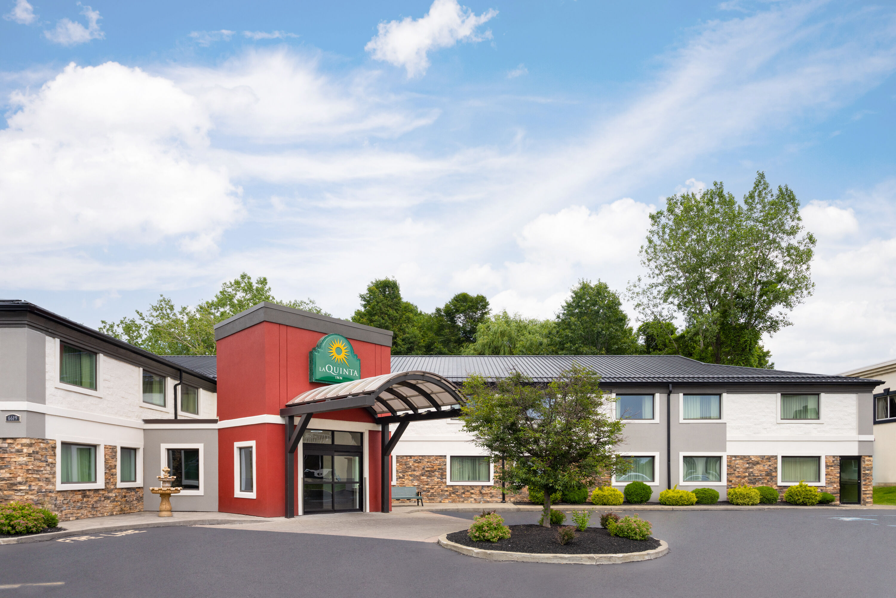 Exterior Day Image of La Quinta Inn by Wyndham Buffalo Airport hotel in Williamsville, New York