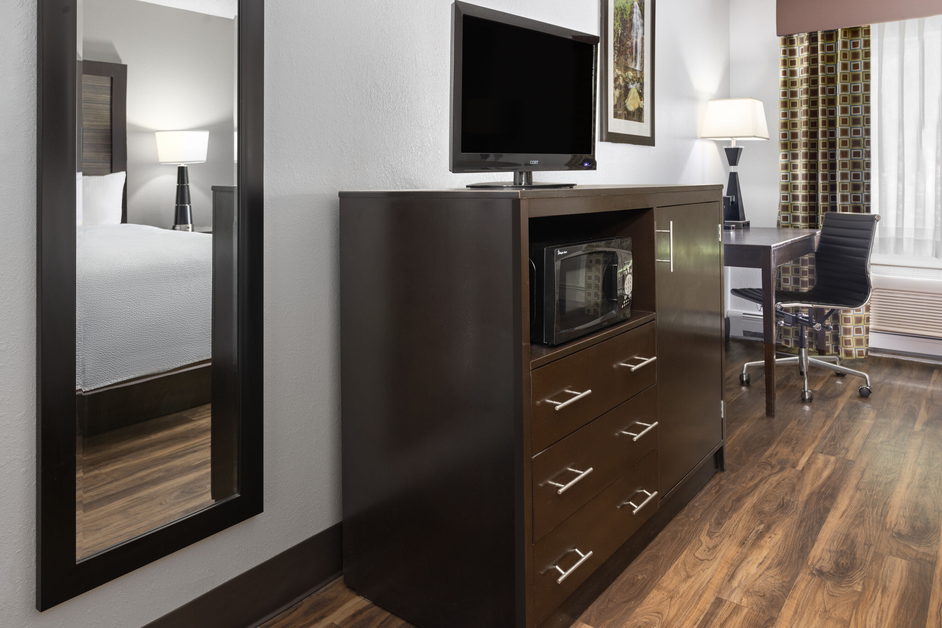 Guest room at the La Quinta Inn by Wyndham Buffalo Airport in Williamsville, New York