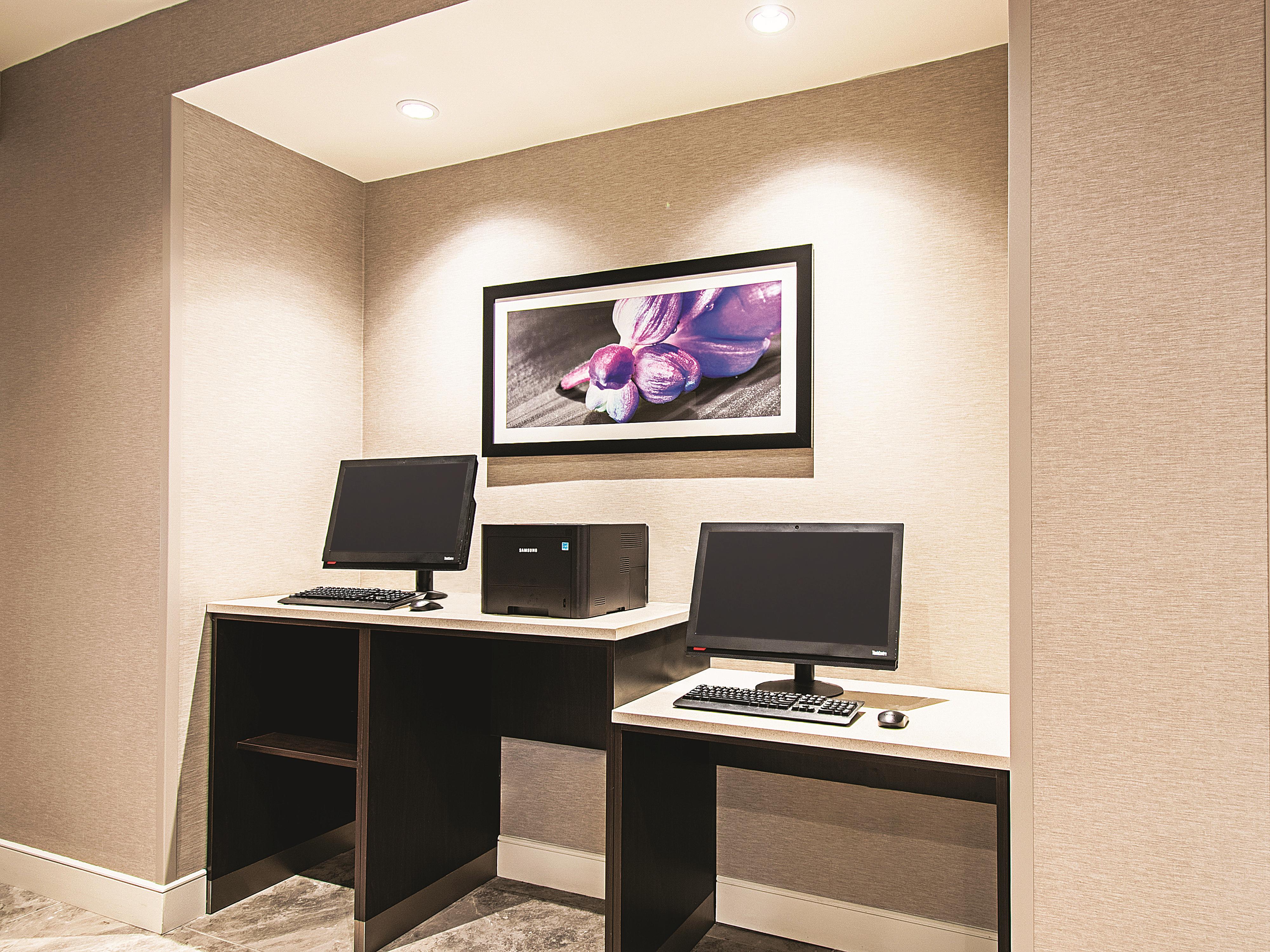 La Quinta Inn & Suites by Wyndham Cincinnati Sharonville business center in Cincinnati, Ohio