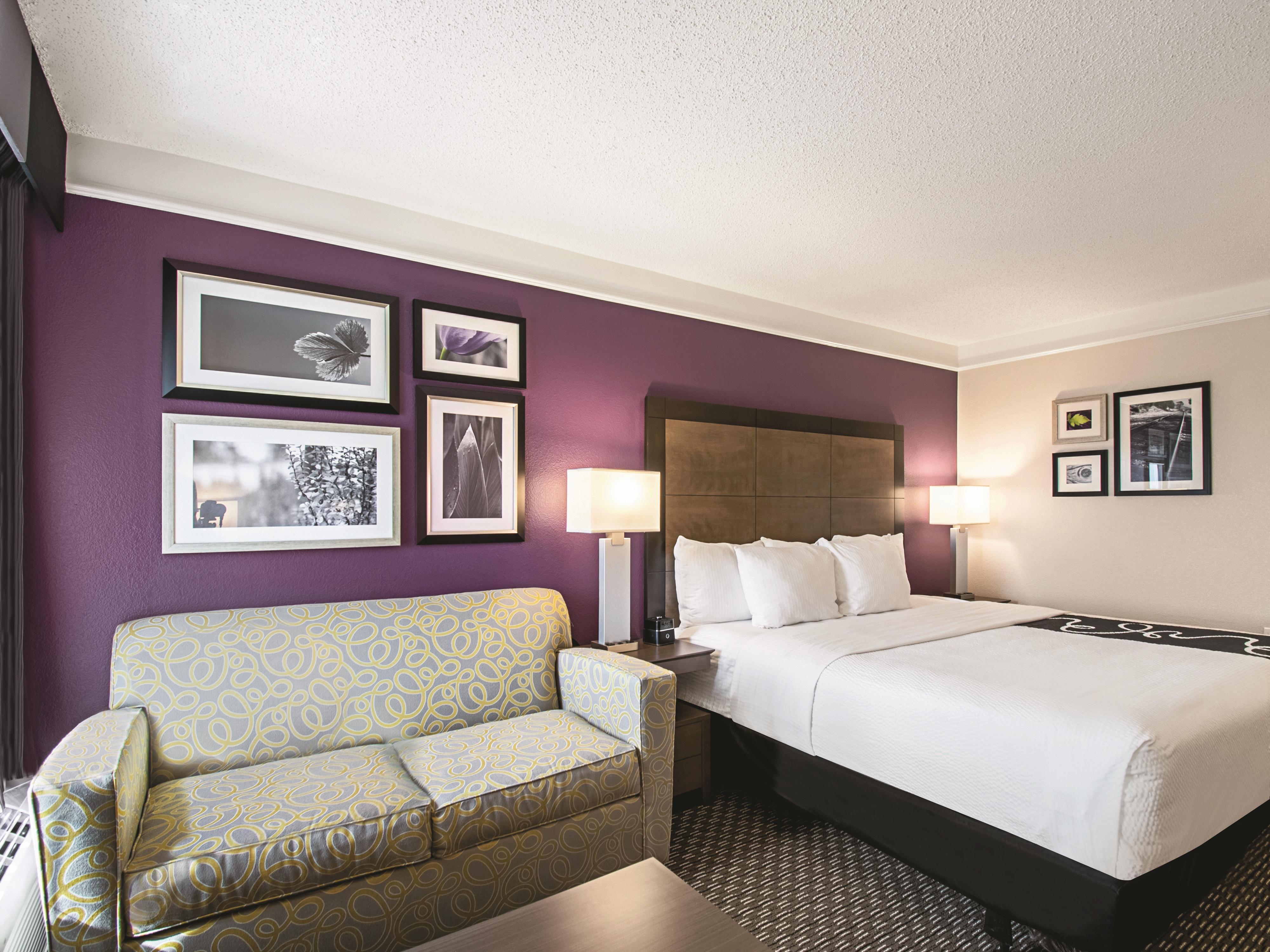 Guest room at the La Quinta Inn & Suites by Wyndham Cincinnati Sharonville in Cincinnati, Ohio