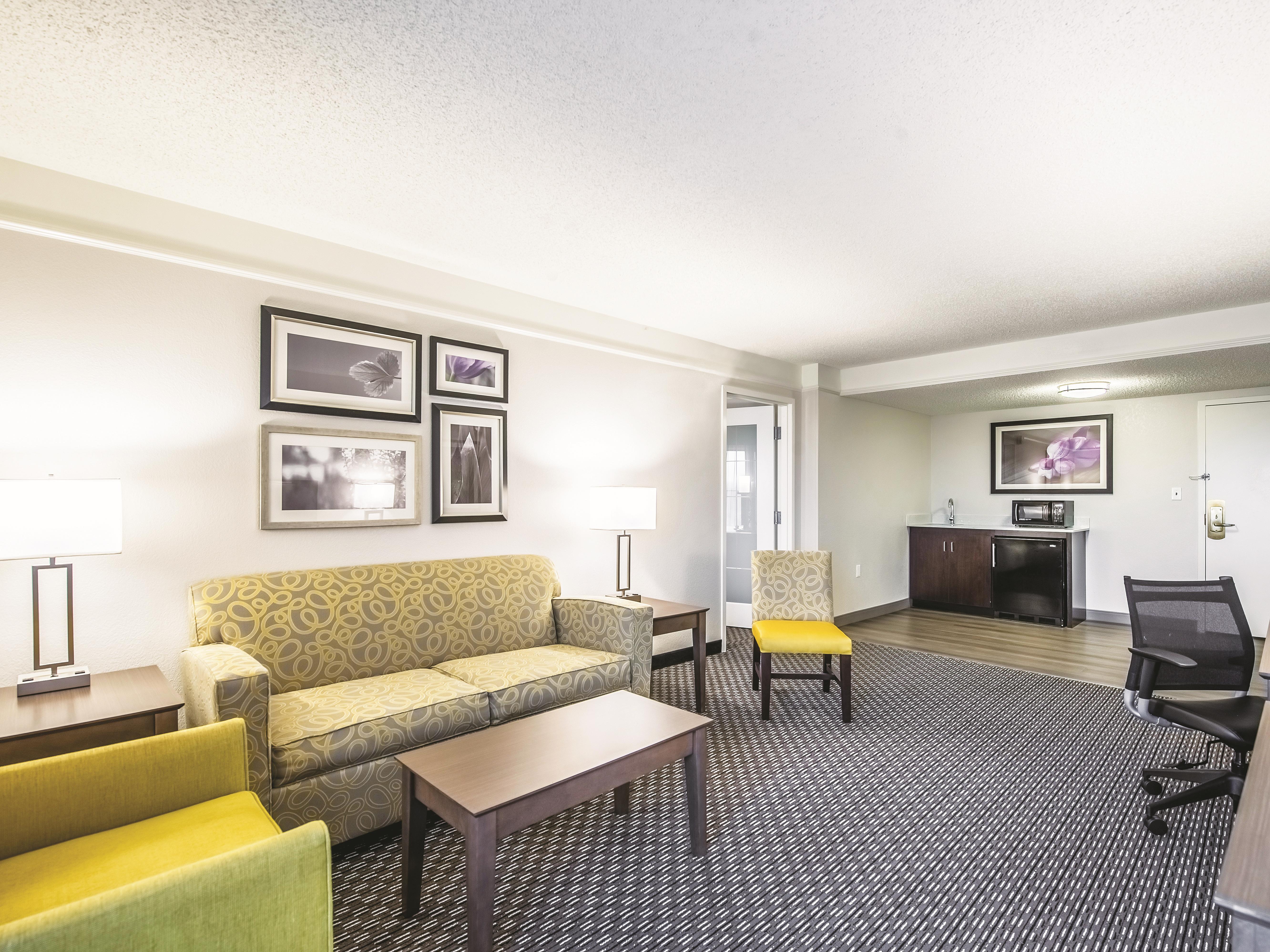 La Quinta Inn & Suites by Wyndham Cincinnati Sharonville suite in Cincinnati, Ohio