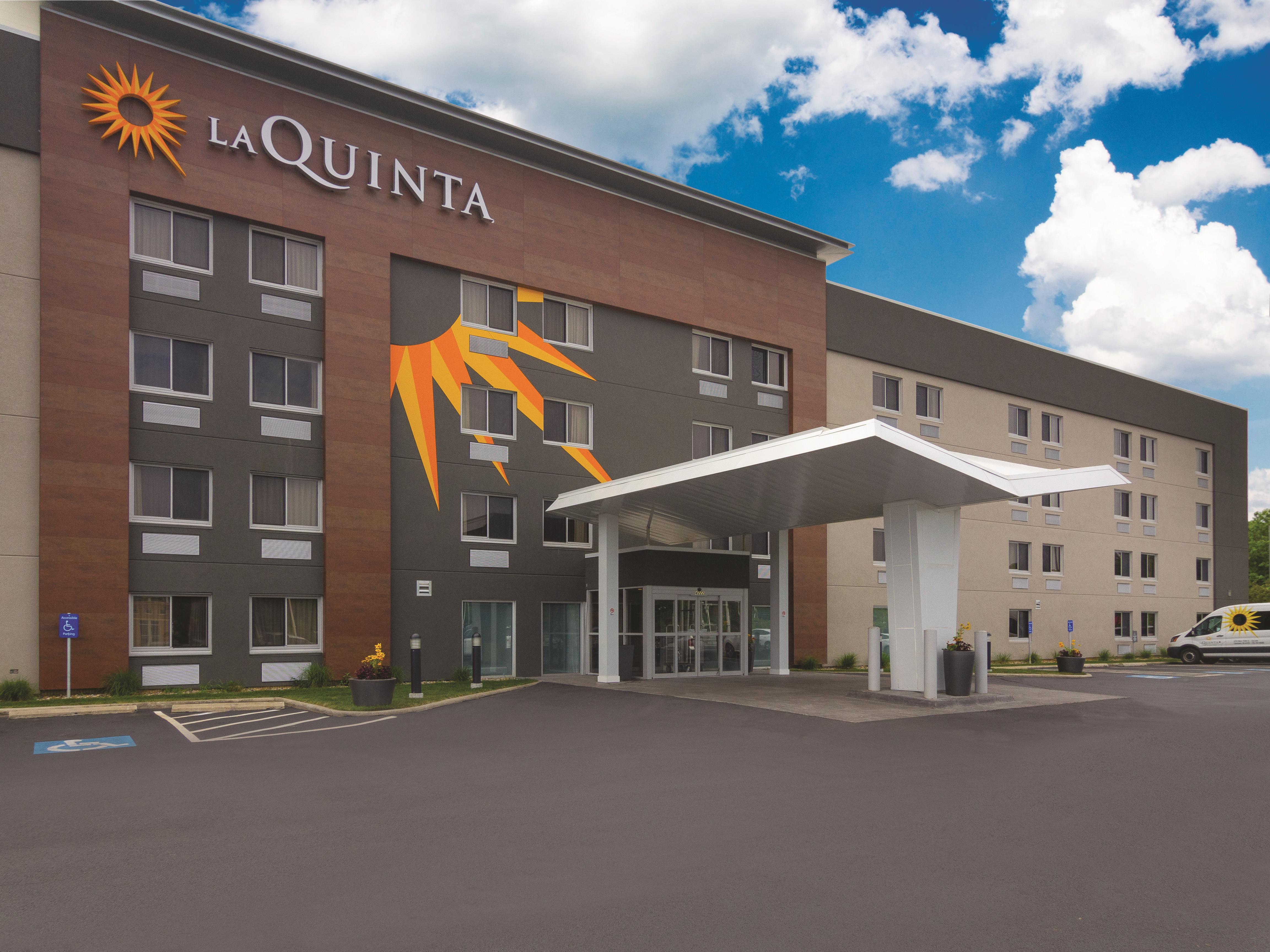 La Quinta Inn Suites By Wyndham Cleveland Airport North