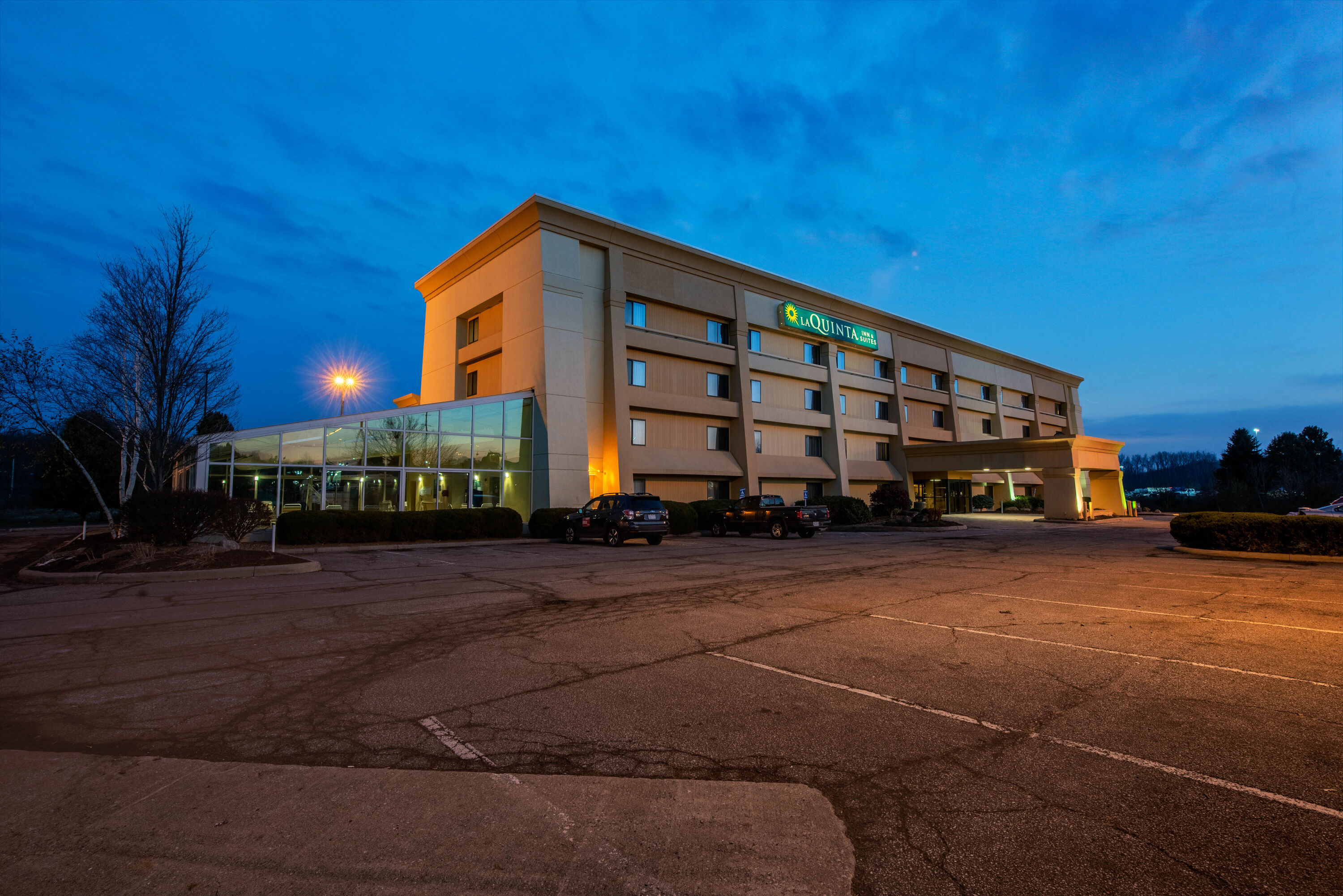 Exterior Dusk Image of La Quinta Inn & Suites by Wyndham Mansfield OH hotel in Mansfield, Ohio
