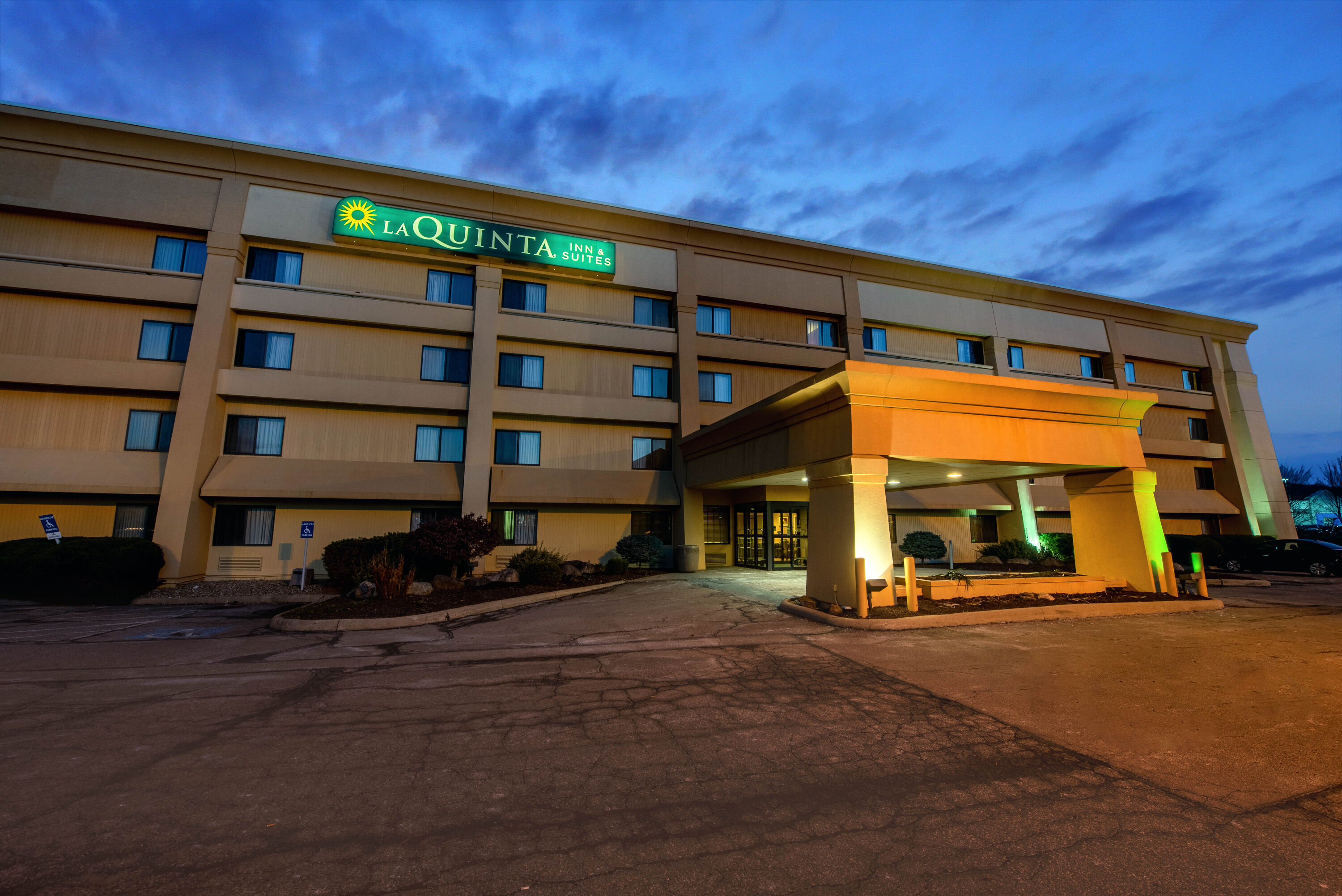 Exterior Dusk Image of La Quinta Inn & Suites by Wyndham Mansfield OH hotel in Mansfield, Ohio