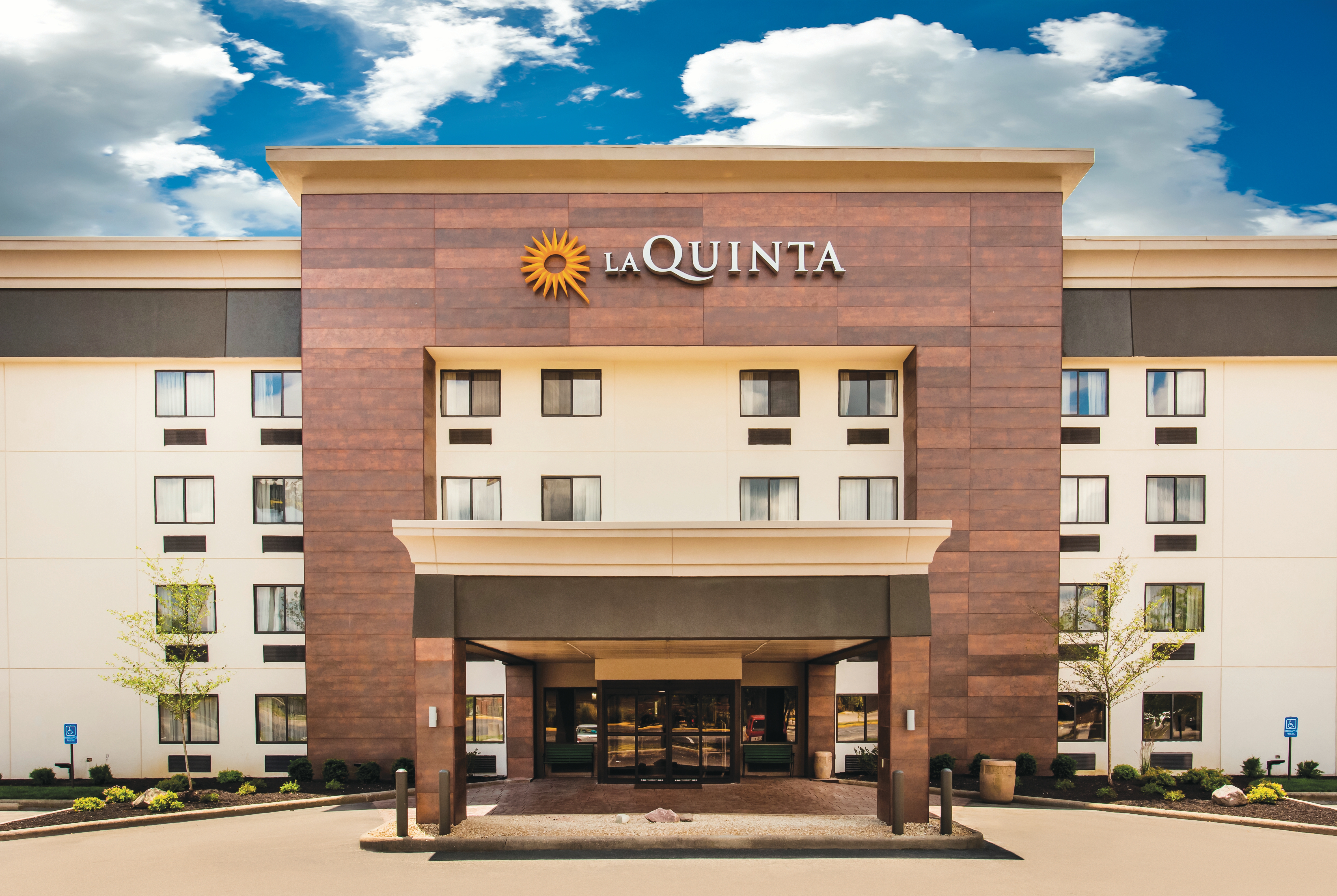 Exterior of La Quinta Inn & Suites by Wyndham Cincinnati NE - Mason hotel in Mason, Ohio