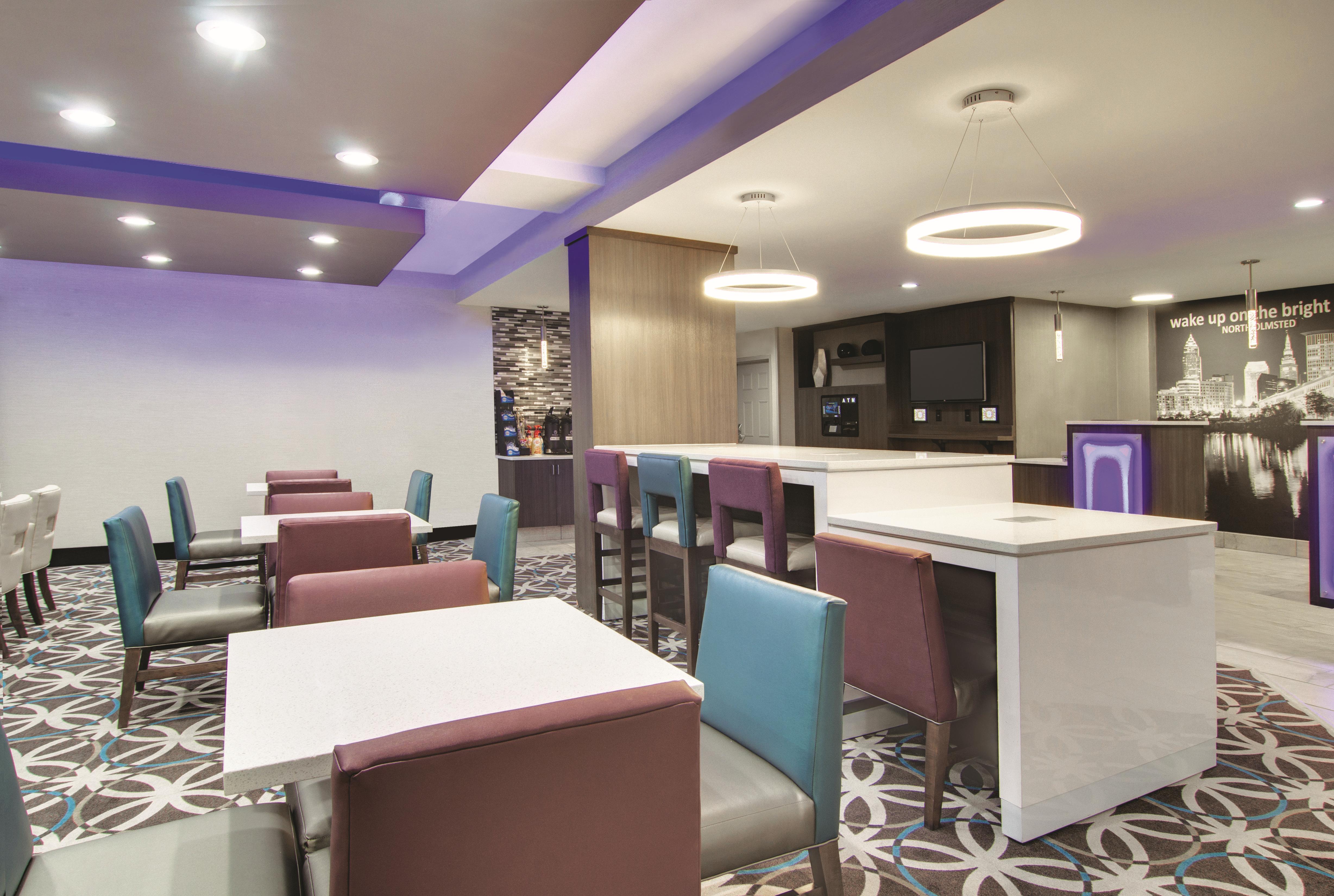La Quinta Inn Amp Suites By Wyndham Cleveland Airport West