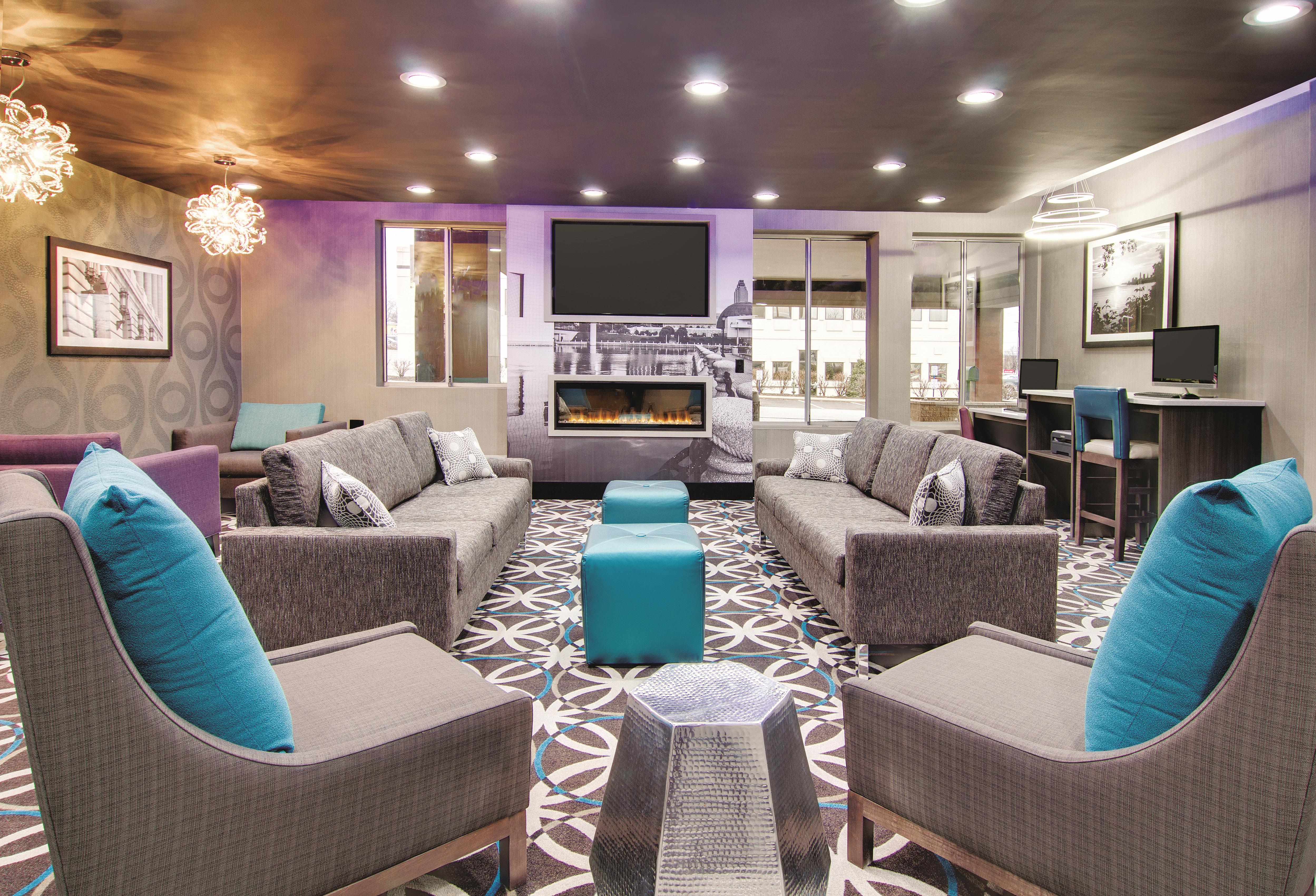 La Quinta Inn Amp Suites By Wyndham Cleveland Airport West