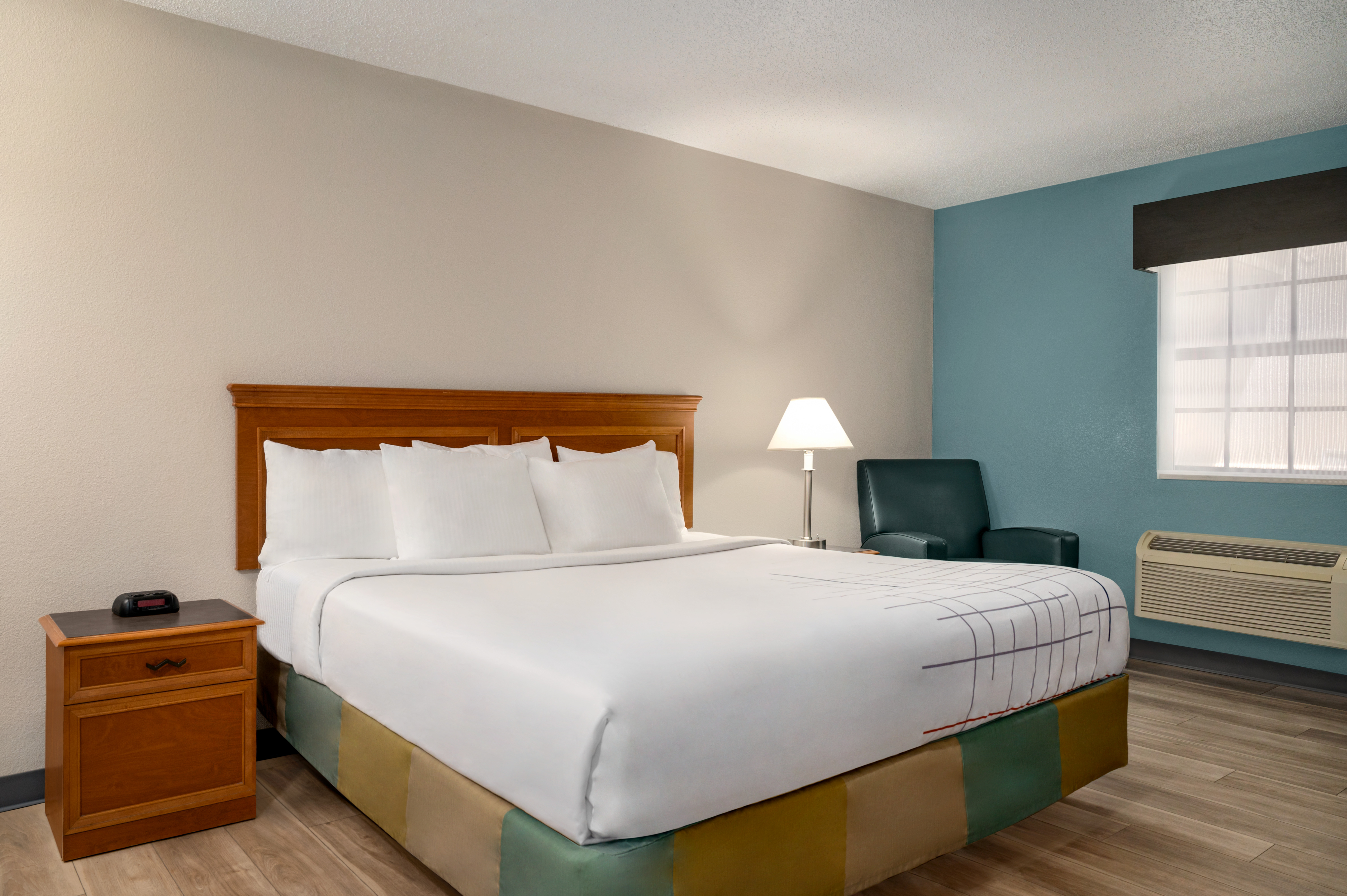 Guest room at the La Quinta Inn by Wyndham Columbus Airport Area in Reynoldsburg, Ohio