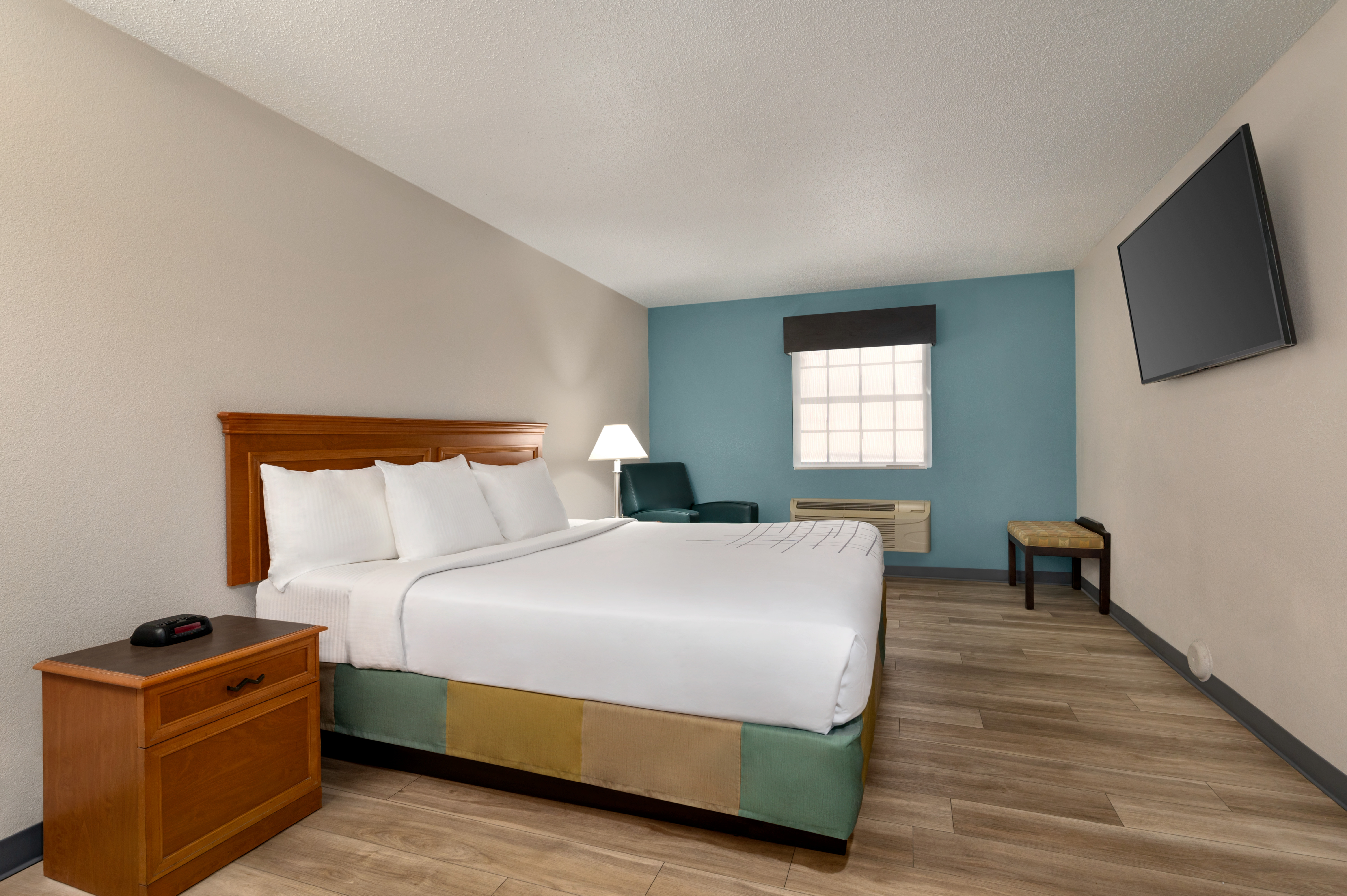 Guest room at the La Quinta Inn by Wyndham Columbus Airport Area in Reynoldsburg, Ohio