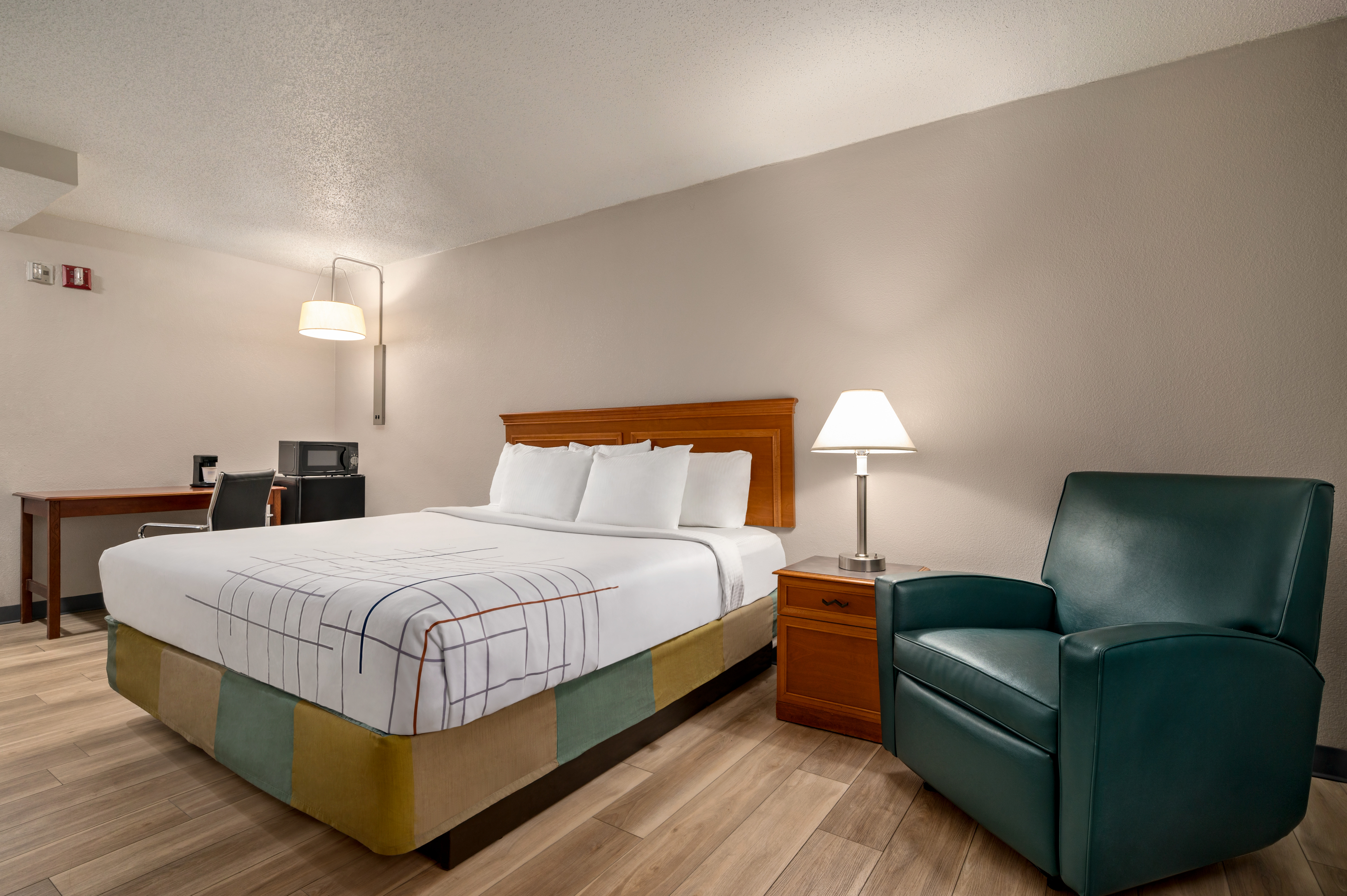 Guest room at the La Quinta Inn by Wyndham Columbus Airport Area in Reynoldsburg, Ohio