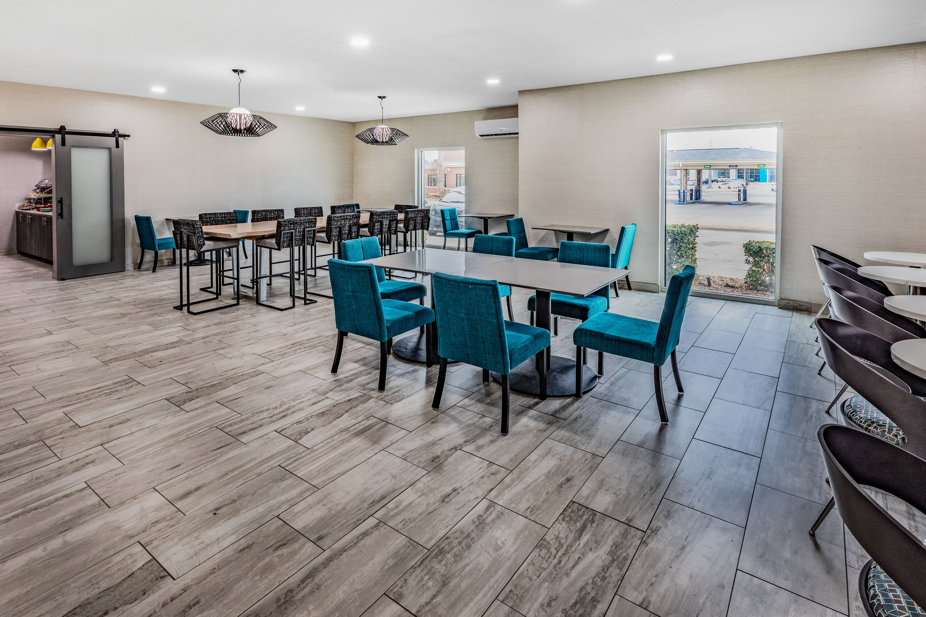 La Quinta Inn & Suites by Wyndham Ardmore restaurant breakfast area with seating in Ardmore, Oklahoma