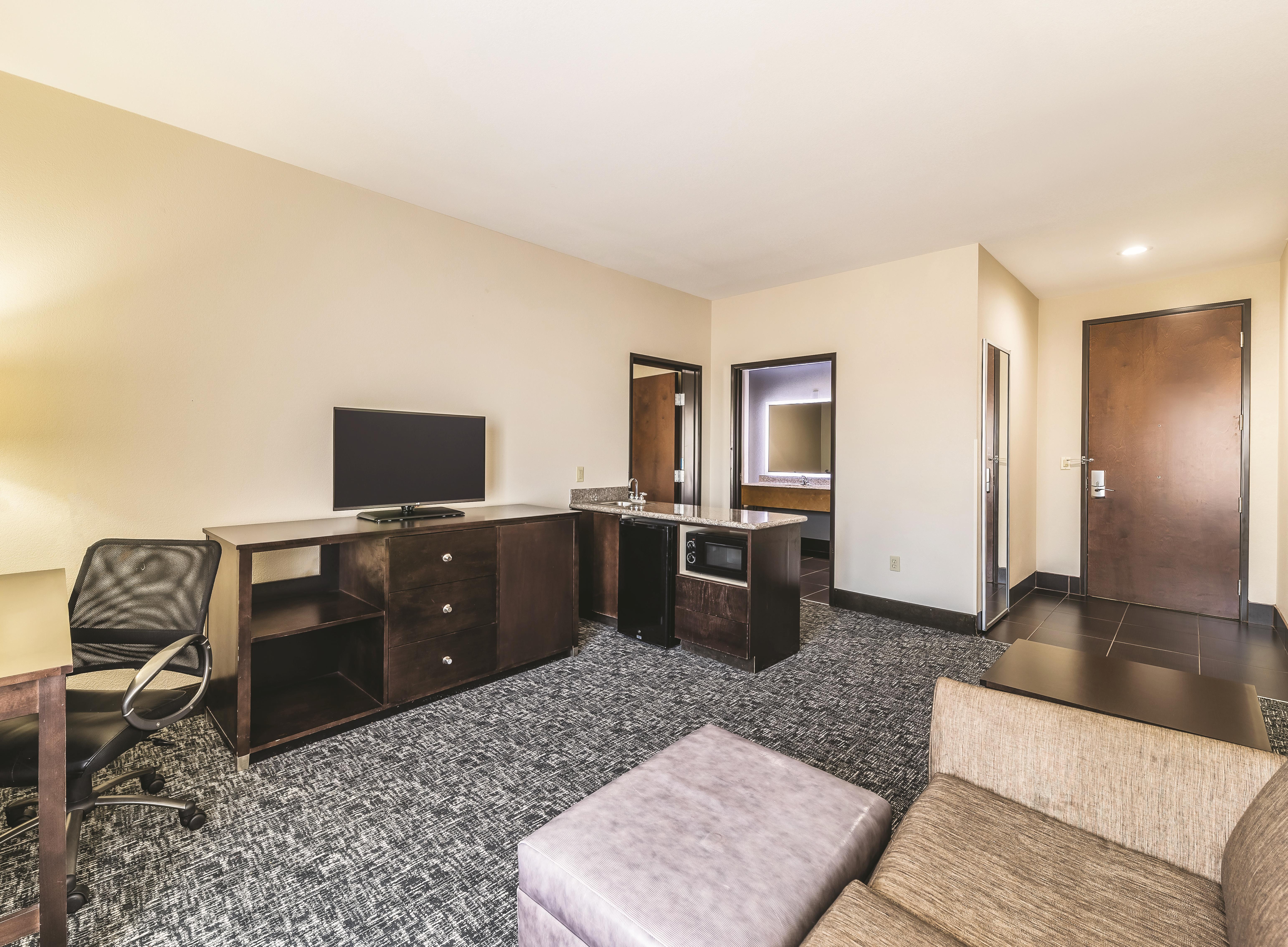 La Quinta Inn & Suites by Wyndham - Tulsa - Catoosa Route 66 suite in Catoosa, Oklahoma