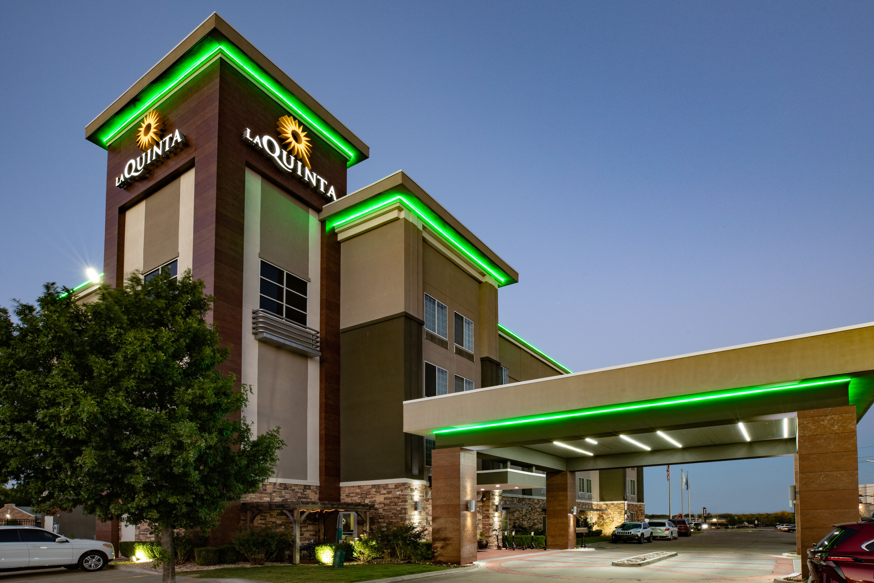 Exterior Dusk Image of La Quinta Inn & Suites by Wyndham - Tulsa - Catoosa Route 66 hotel in Catoosa, Oklahoma