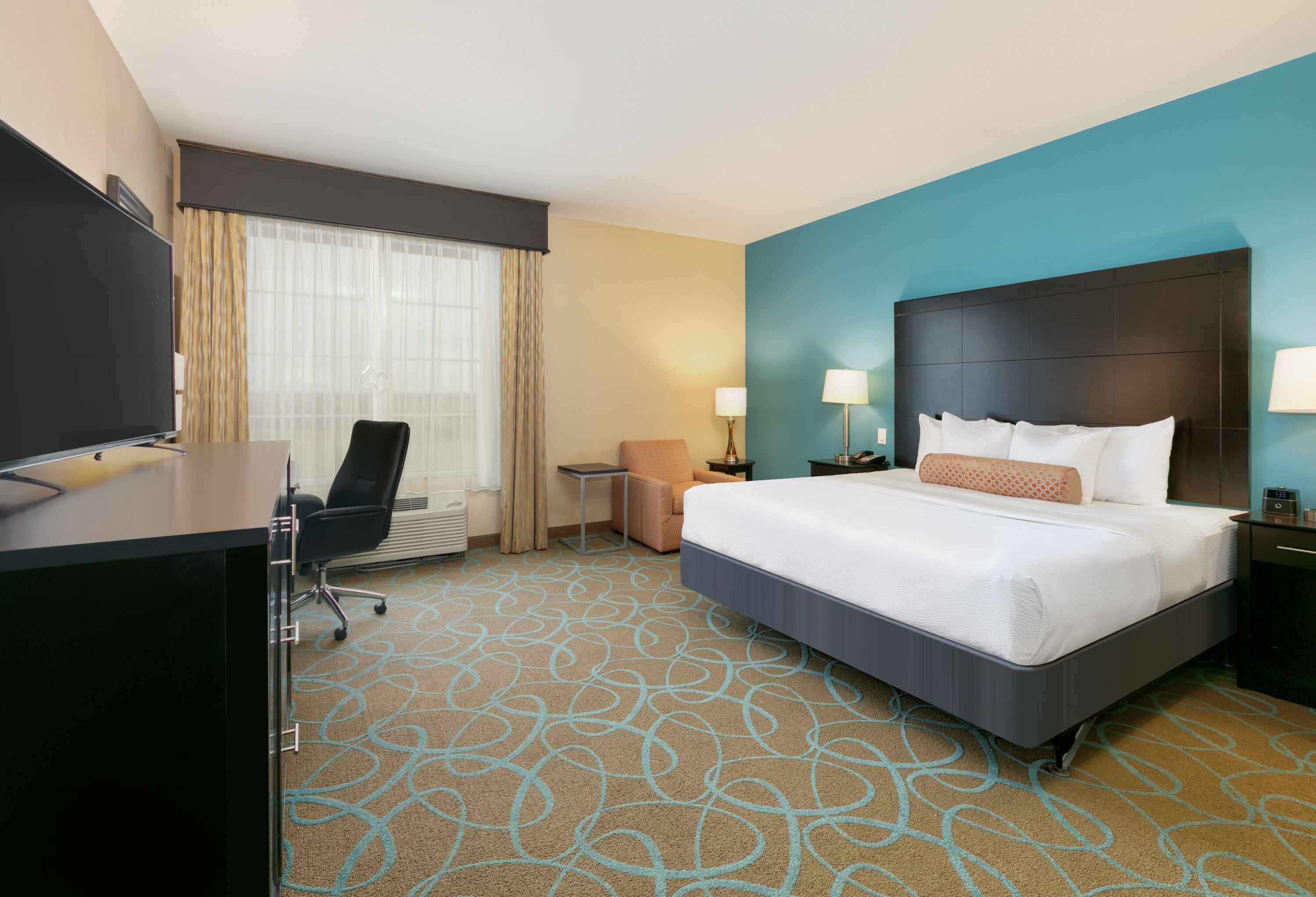 Guest room at the La Quinta Inn & Suites by Wyndham Clinton Historic Route 66 in Clinton, Oklahoma