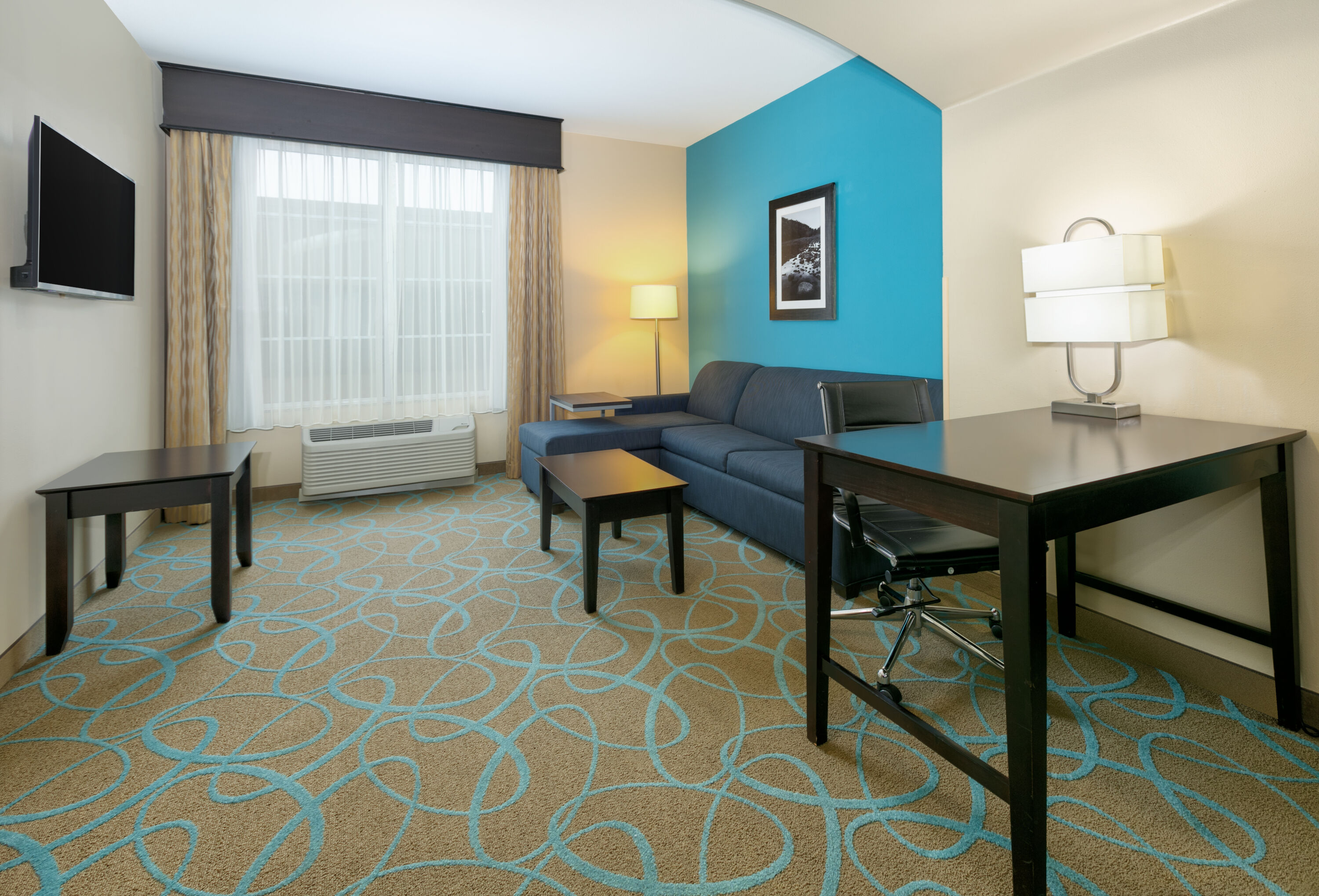 Guest room at the La Quinta Inn & Suites by Wyndham Clinton Historic Route 66 in Clinton, Oklahoma