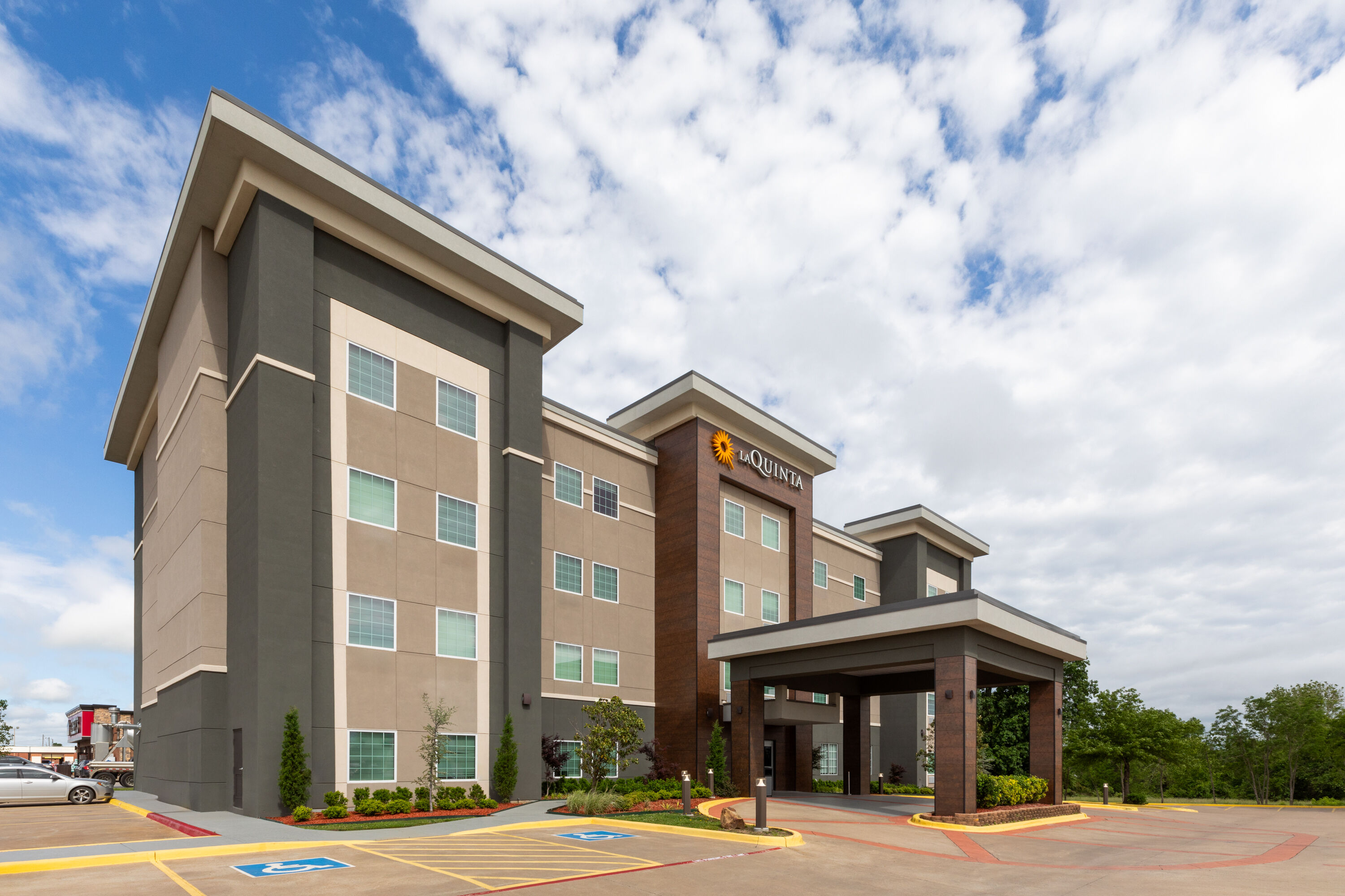 Exterior Day Image of La Quinta Inn & Suites by Wyndham McAlester hotel in McAlester, Oklahoma