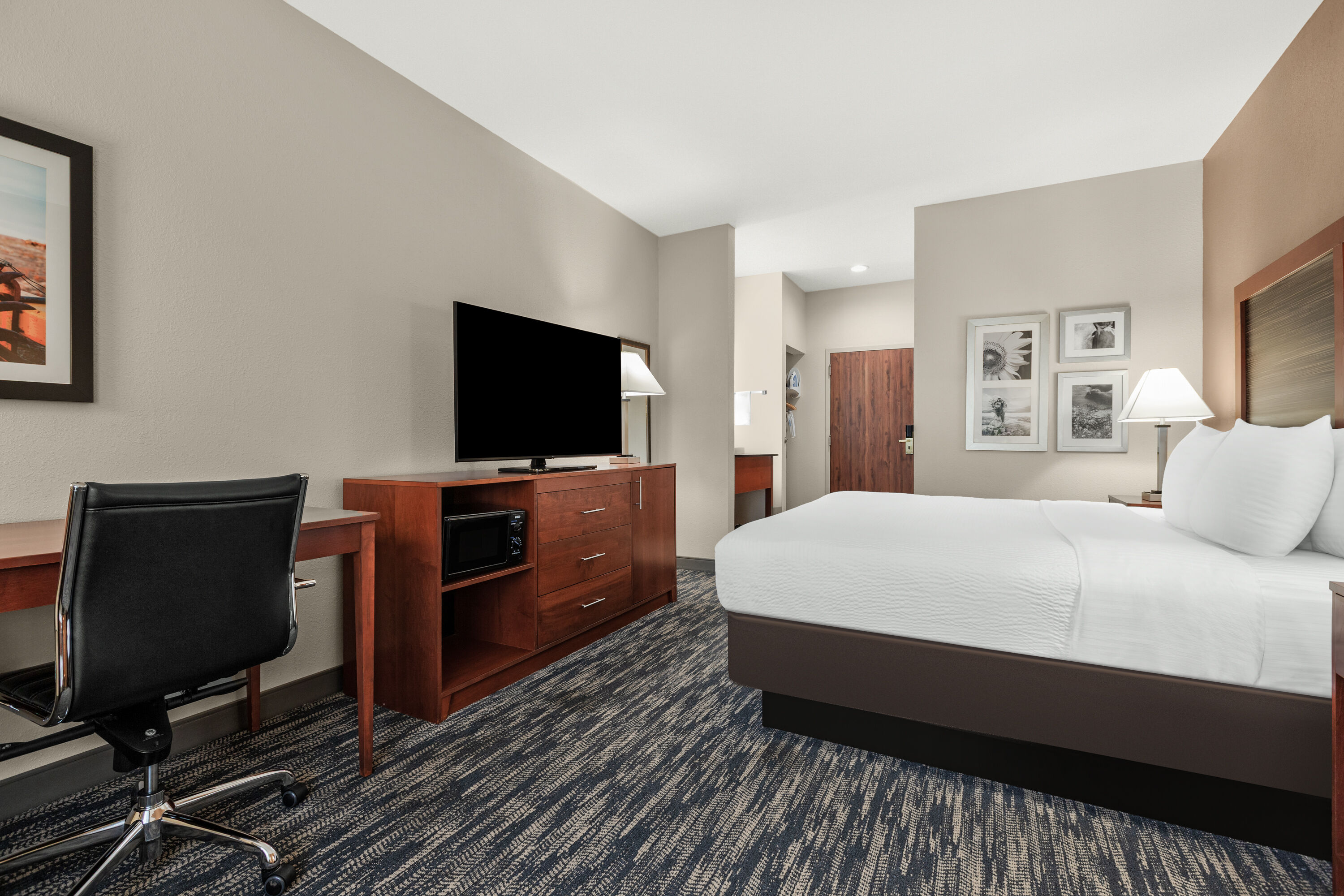 Guest room at the La Quinta Inn & Suites by Wyndham Midwest City - Tinker AFB in Midwest City, Oklahoma
