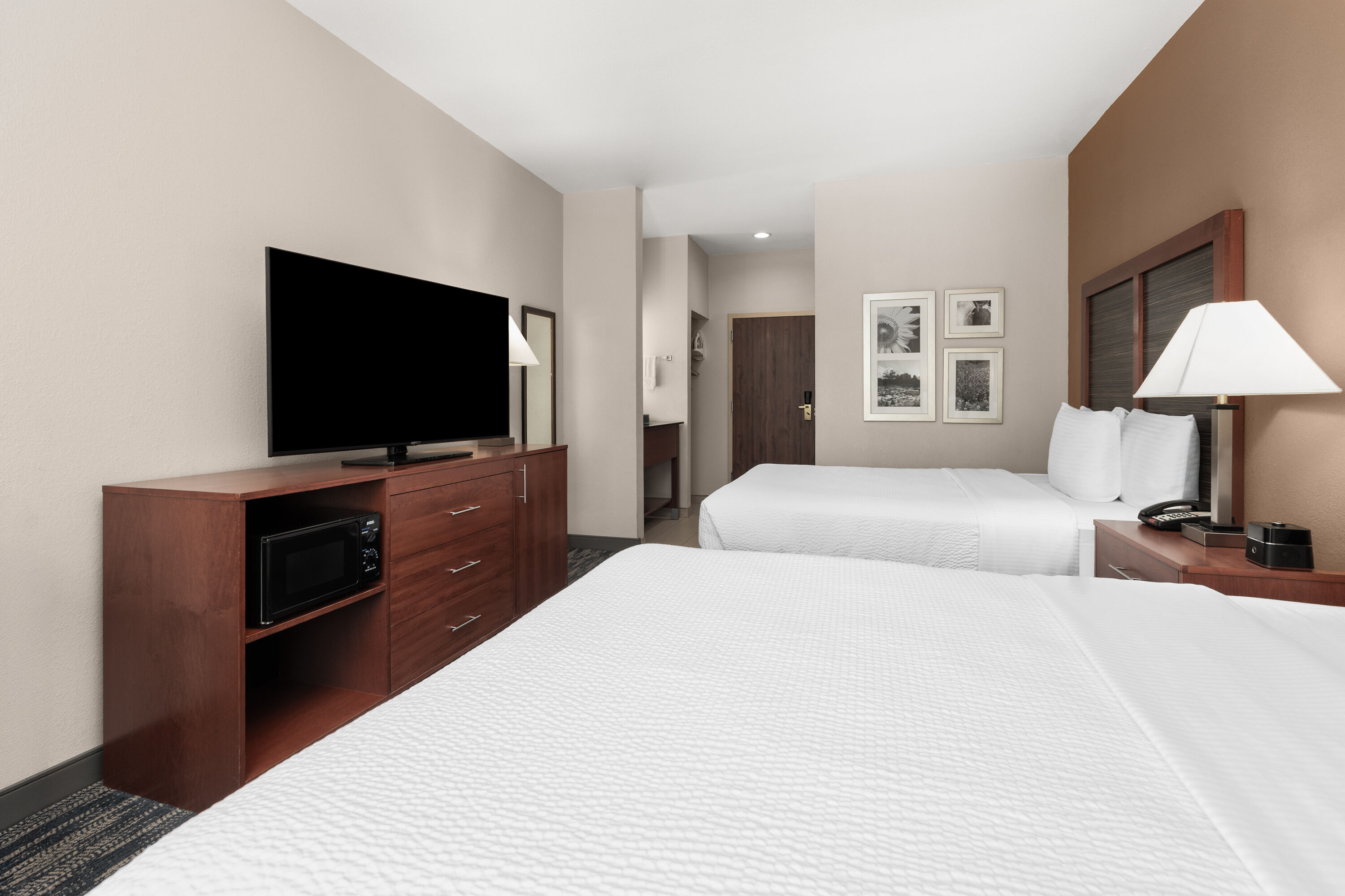 Guest room at the La Quinta Inn & Suites by Wyndham Midwest City - Tinker AFB in Midwest City, Oklahoma