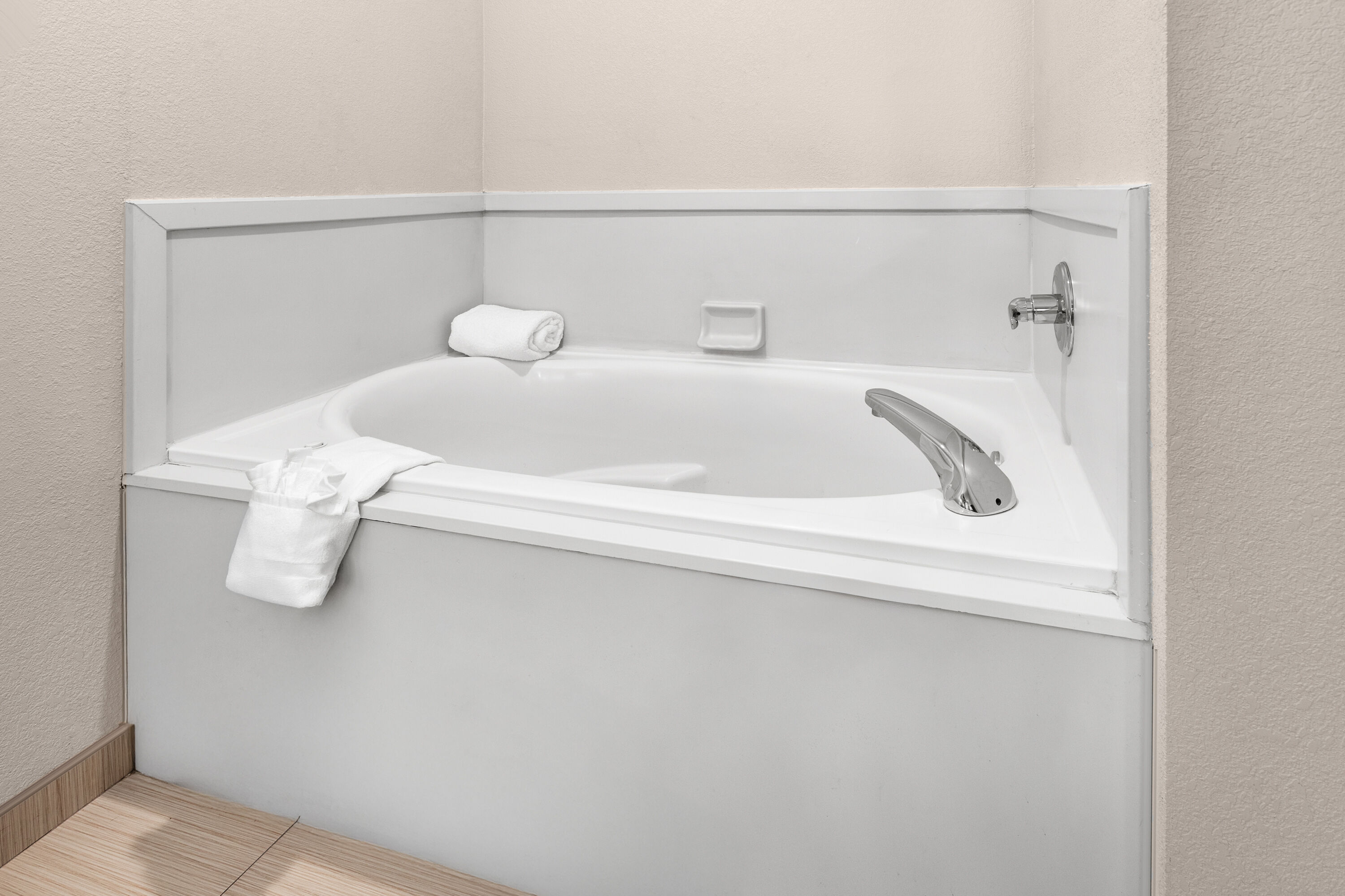 La Quinta Inn & Suites by Wyndham Midwest City - Tinker AFB hot tub suite in Midwest City, Oklahoma