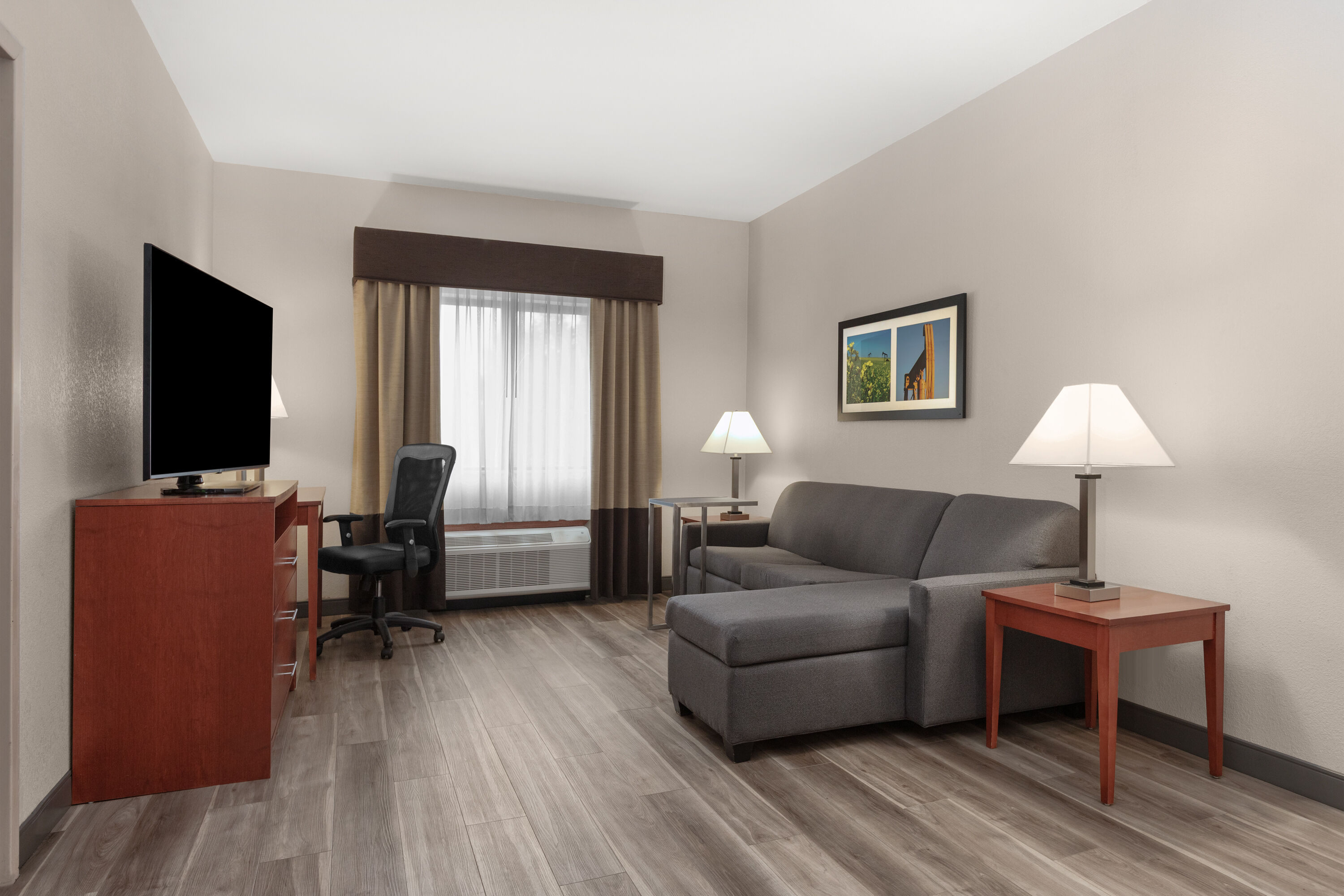 La Quinta Inn & Suites by Wyndham Midwest City - Tinker AFB hot tub suite in Midwest City, Oklahoma