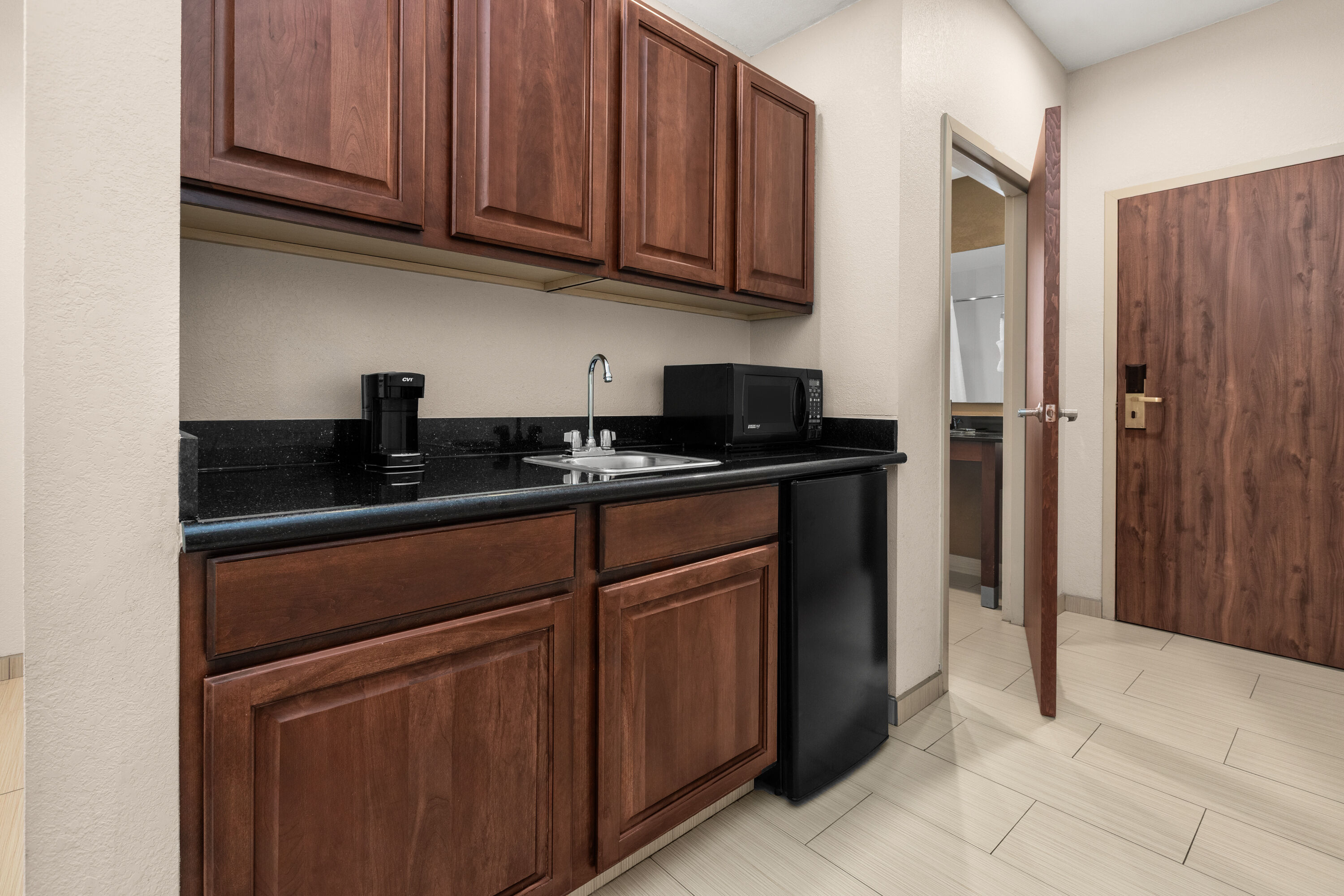 La Quinta Inn & Suites by Wyndham Midwest City - Tinker AFB hot tub suite in Midwest City, Oklahoma
