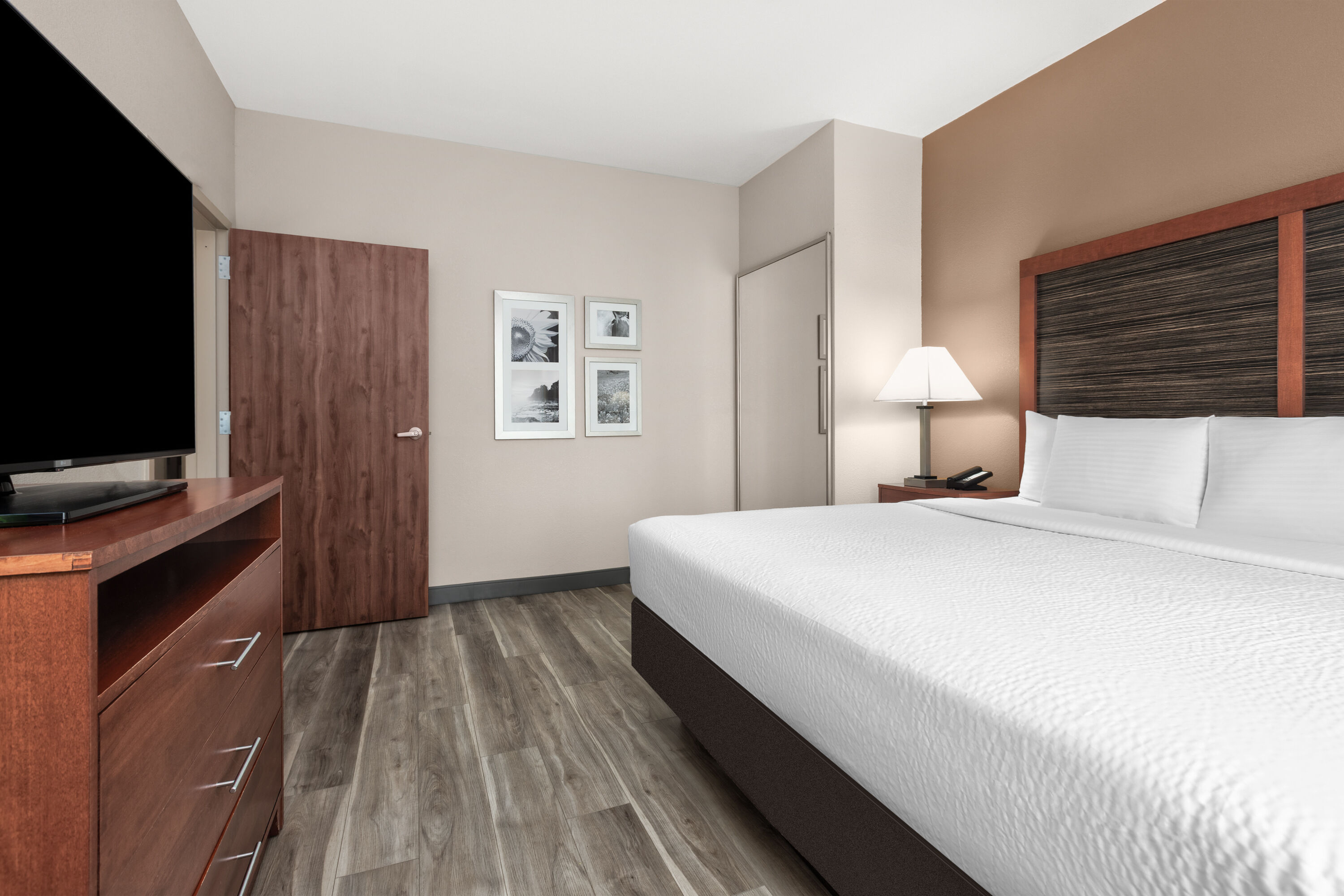 La Quinta Inn & Suites by Wyndham Midwest City - Tinker AFB hot tub suite in Midwest City, Oklahoma