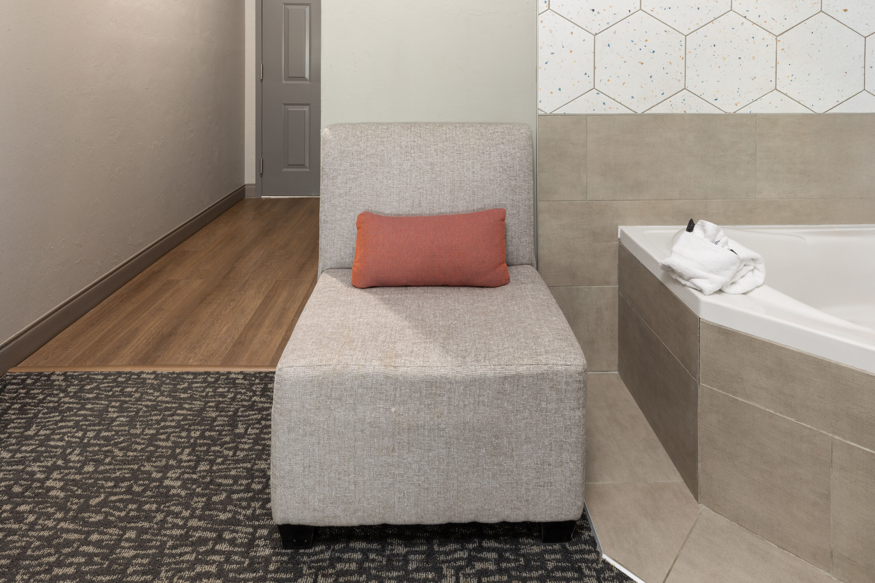 La Quinta Inn & Suites by Wyndham Oklahoma City - Moore hot tub suite in Moore, Oklahoma