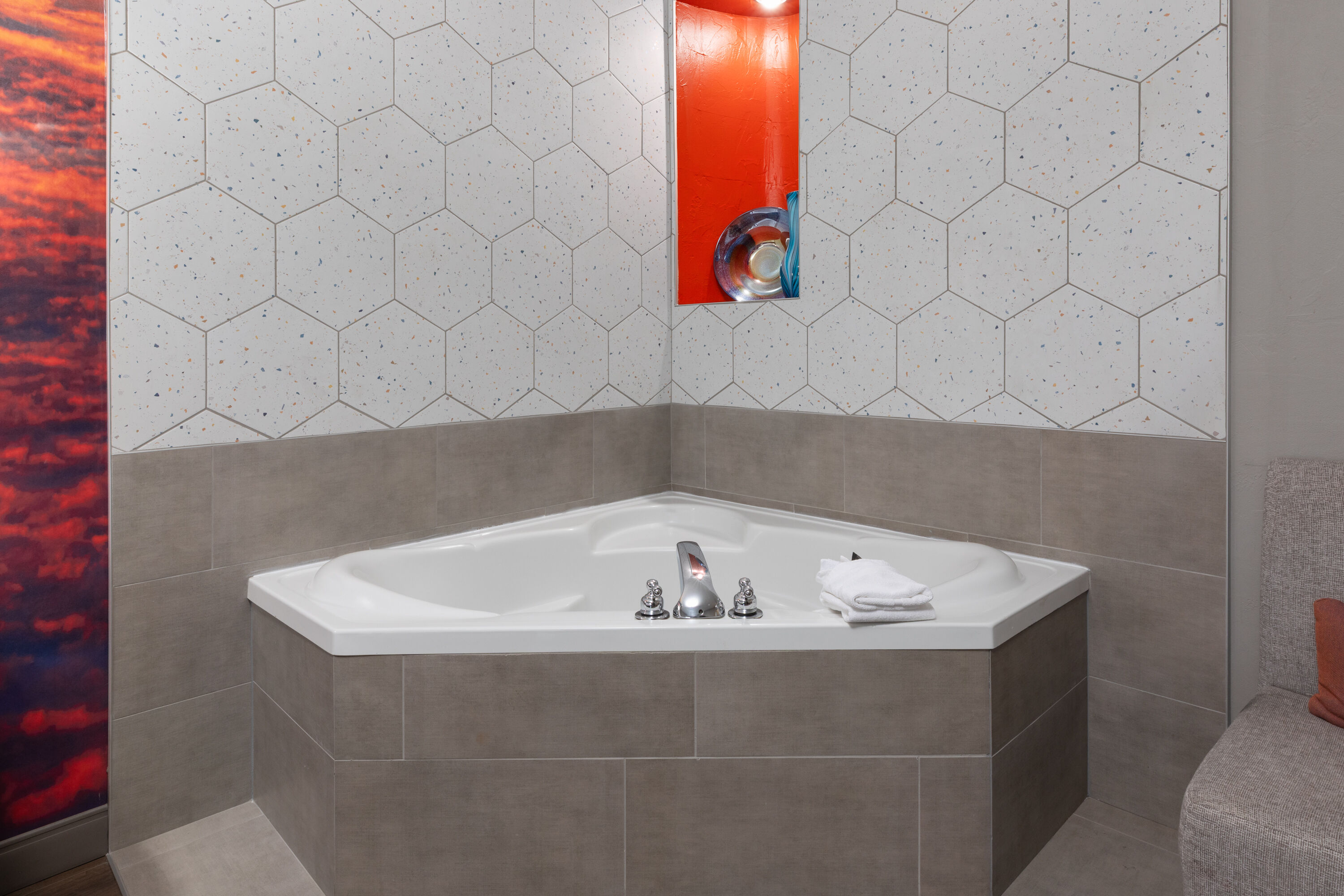 La Quinta Inn & Suites by Wyndham Oklahoma City - Moore hot tub suite in Moore, Oklahoma