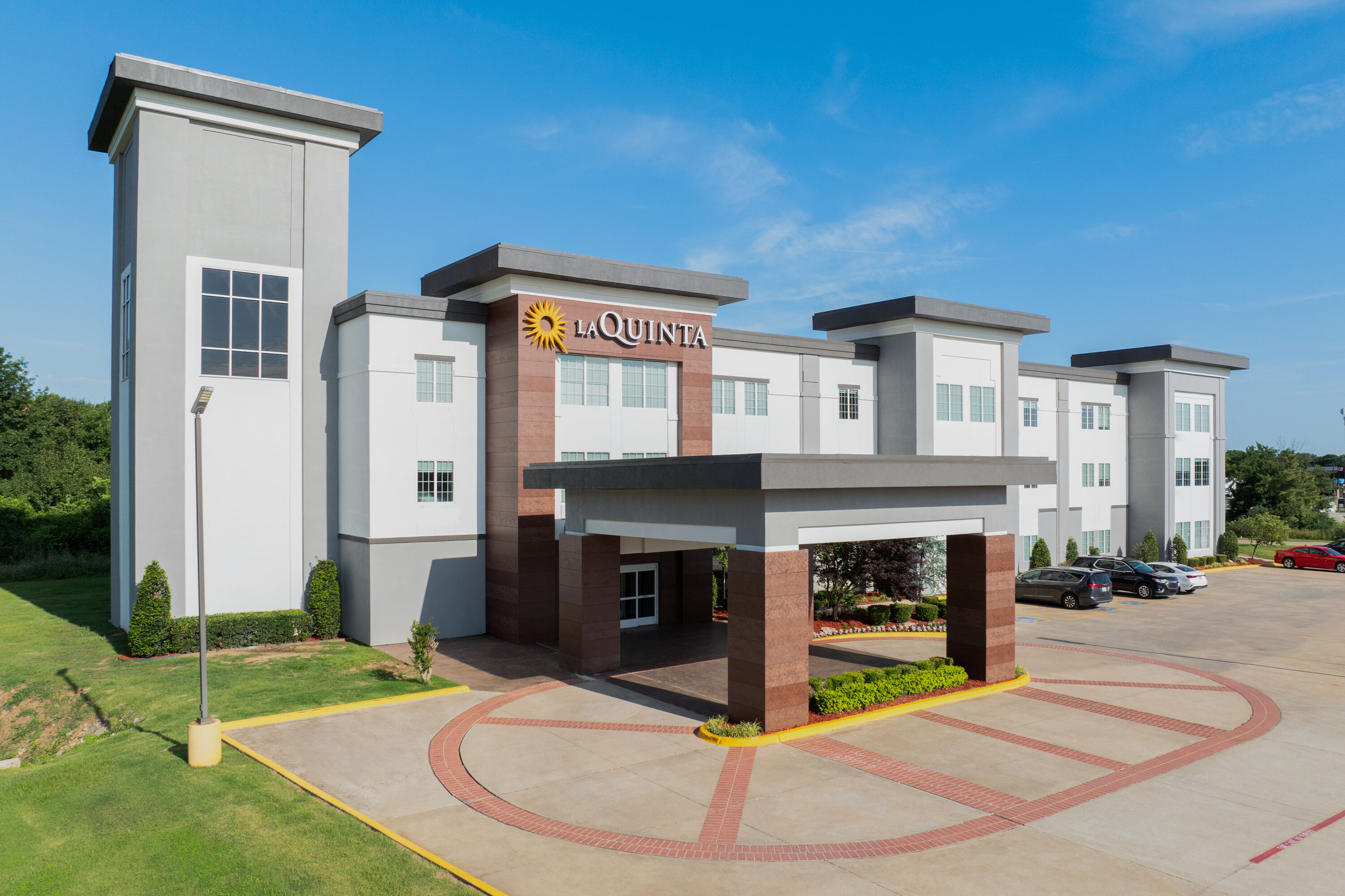 Exterior Day Image of La Quinta Inn & Suites by Wyndham Muskogee hotel in Muskogee, Oklahoma