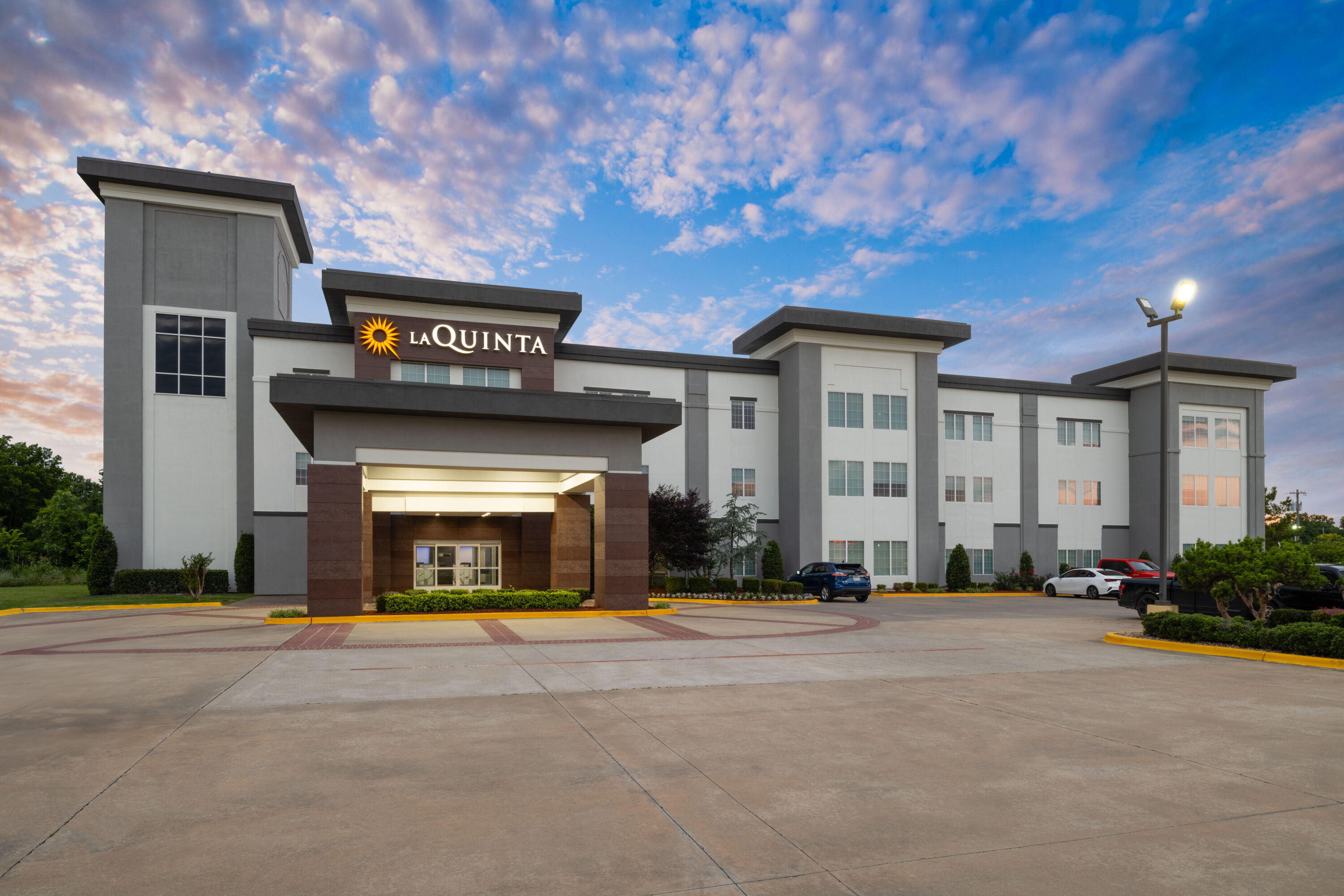 Exterior Dusk Image of La Quinta Inn & Suites by Wyndham Muskogee hotel in Muskogee, Oklahoma