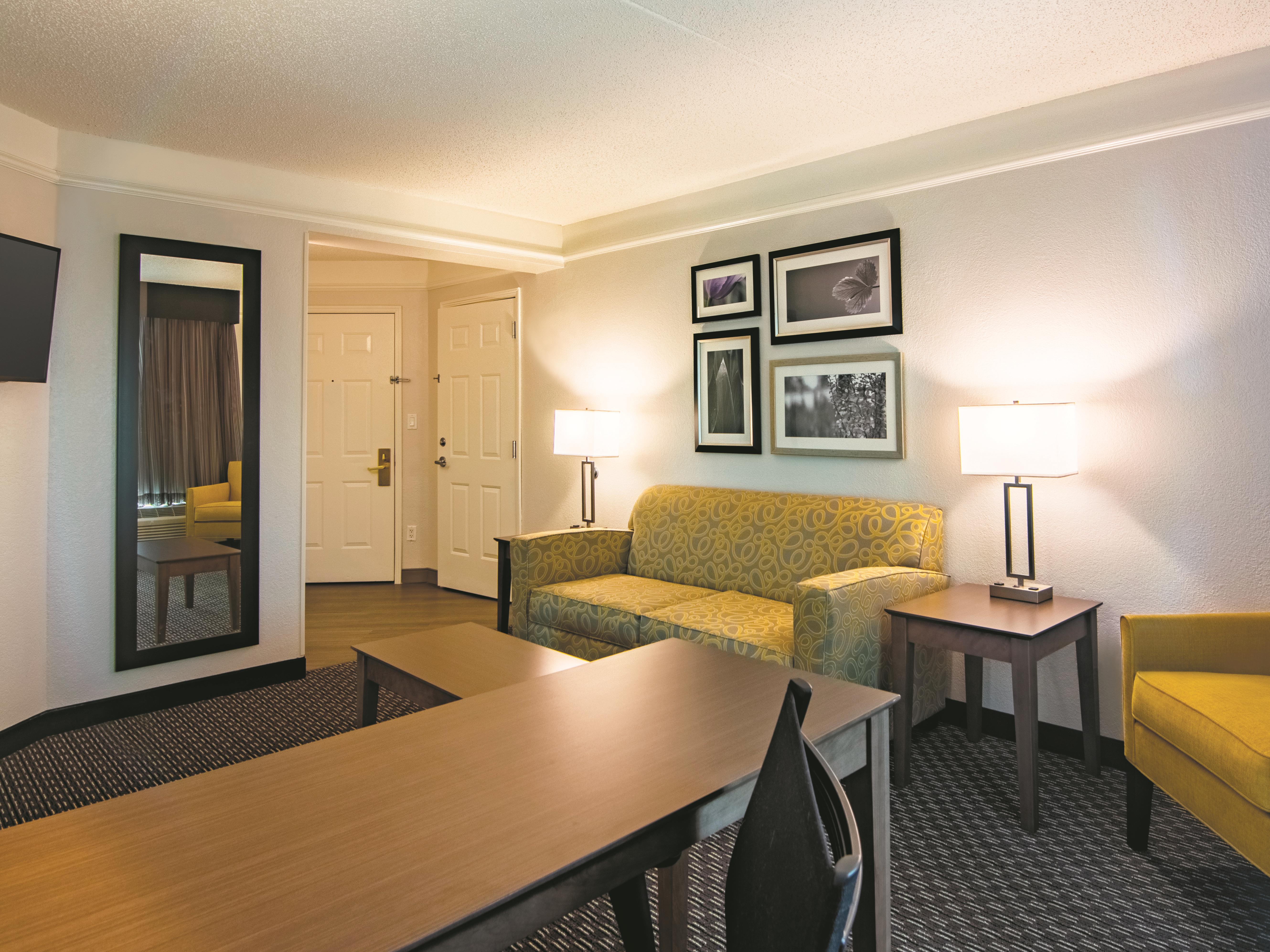La Quinta Inn & Suites by Wyndham Oklahoma City Norman suite in Norman, Oklahoma