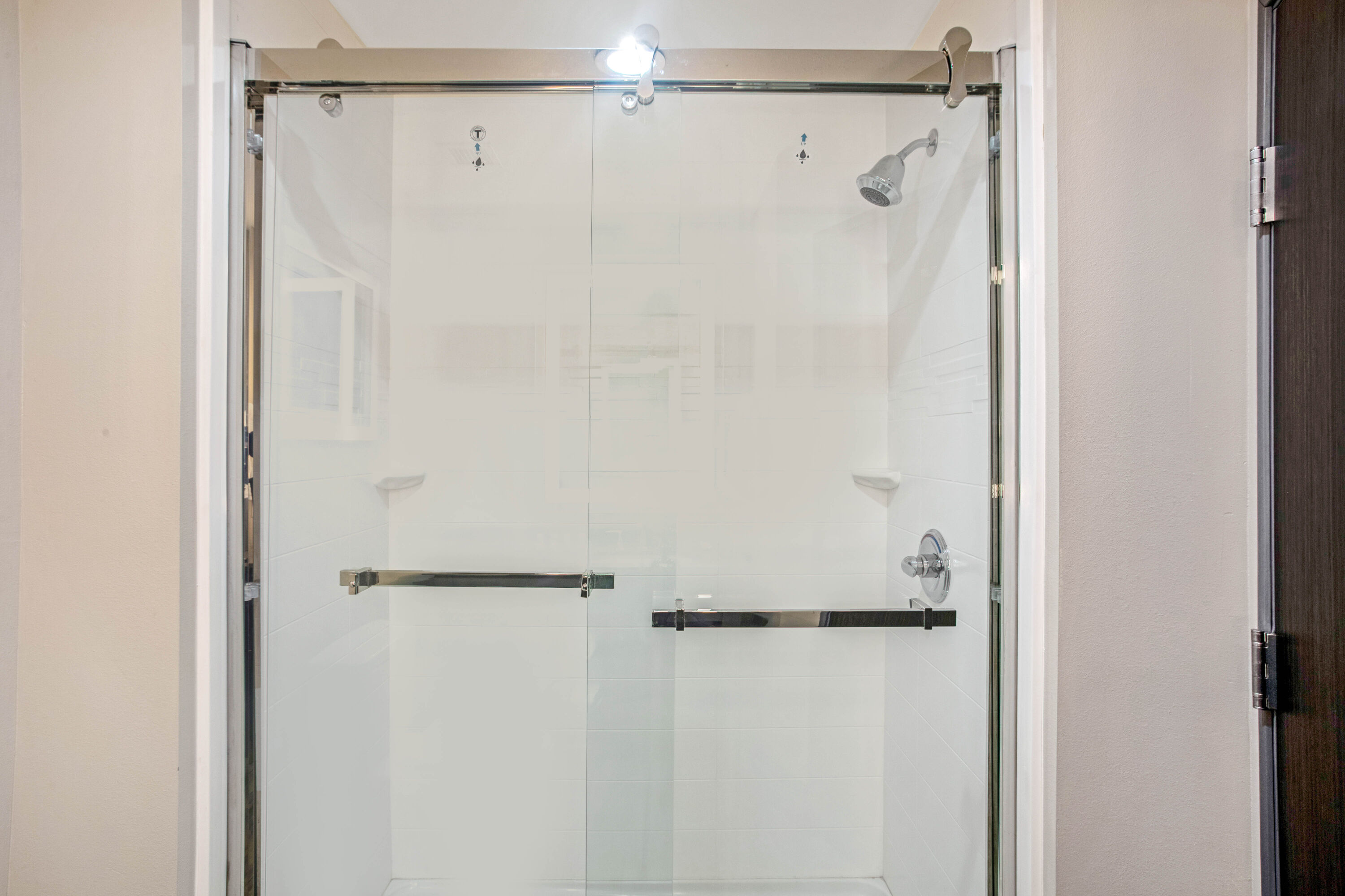 Guest room bath at the La Quinta Inn & Suites by Wyndham Ponca City in Ponca City, Oklahoma