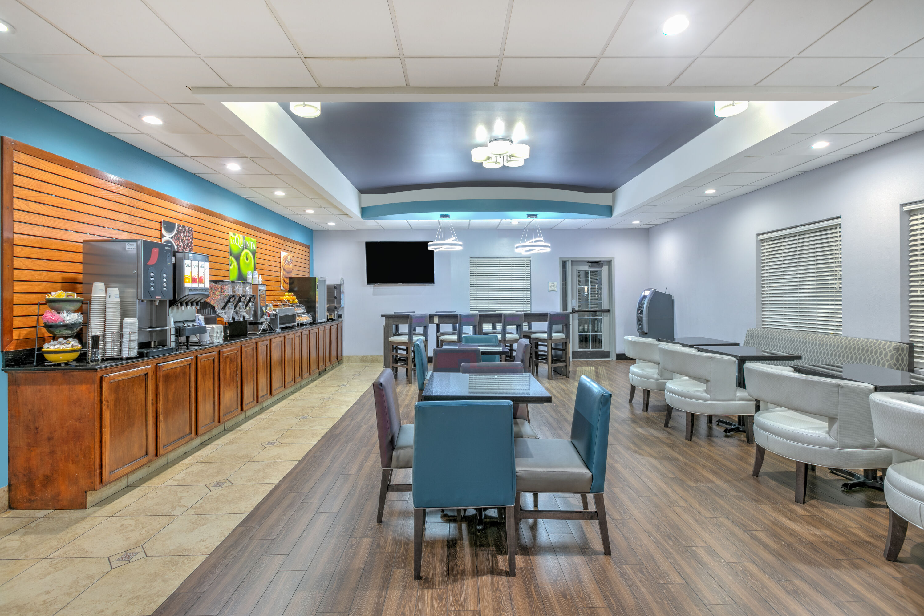 La Quinta Inn & Suites by Wyndham Tulsa Airpt / Expo Square restaurant breakfast area with seating in Tulsa, Oklahoma