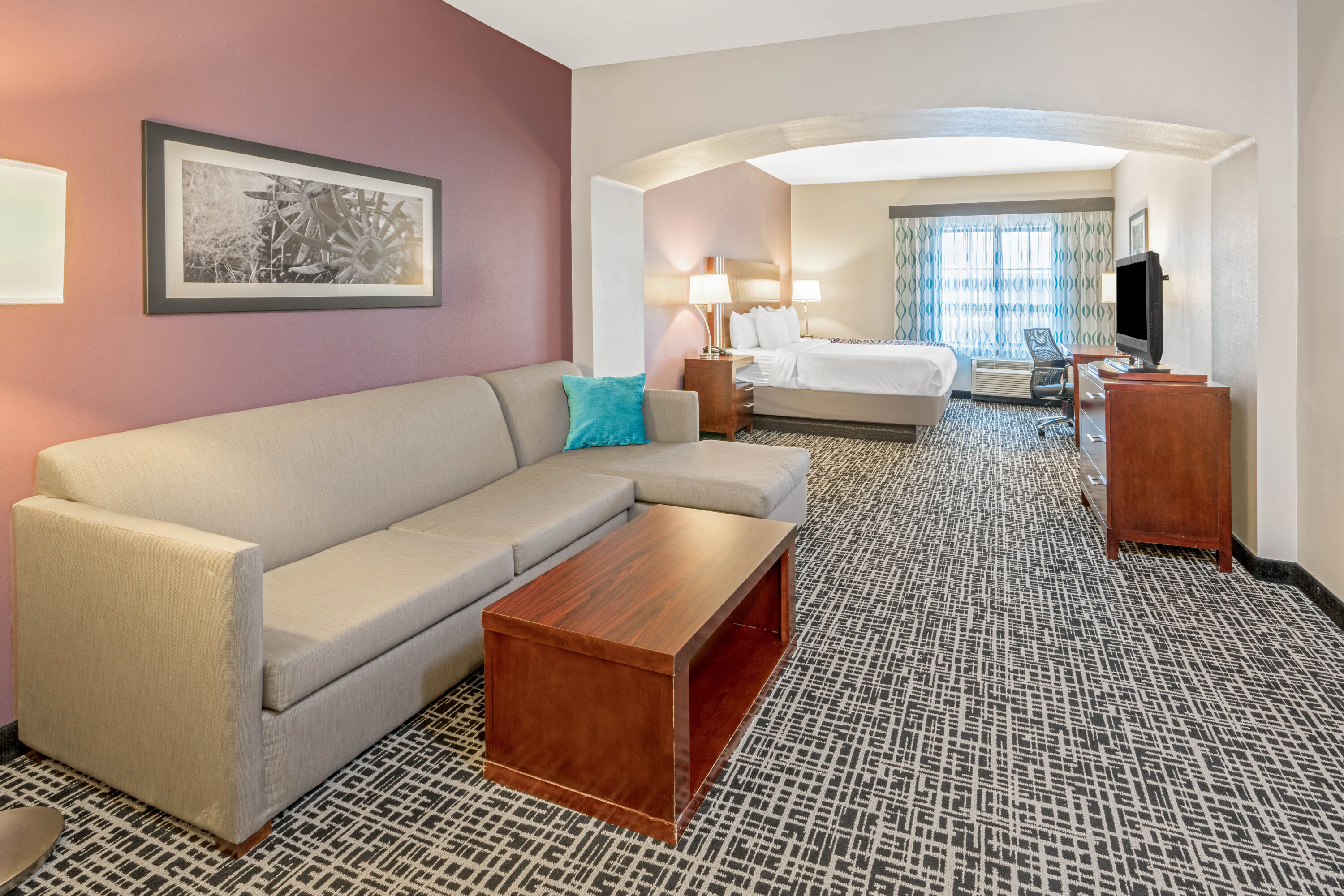 La Quinta Inn & Suites by Wyndham Oklahoma City -Yukon suite in Yukon, Oklahoma
