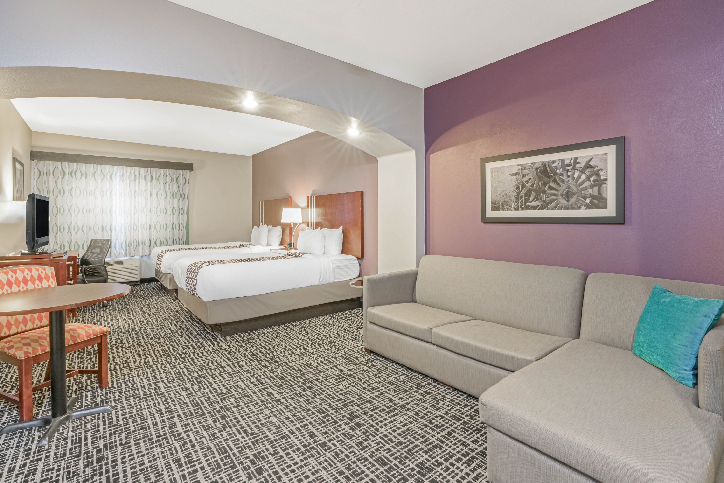 La Quinta Inn & Suites by Wyndham Oklahoma City -Yukon suite in Yukon, Oklahoma