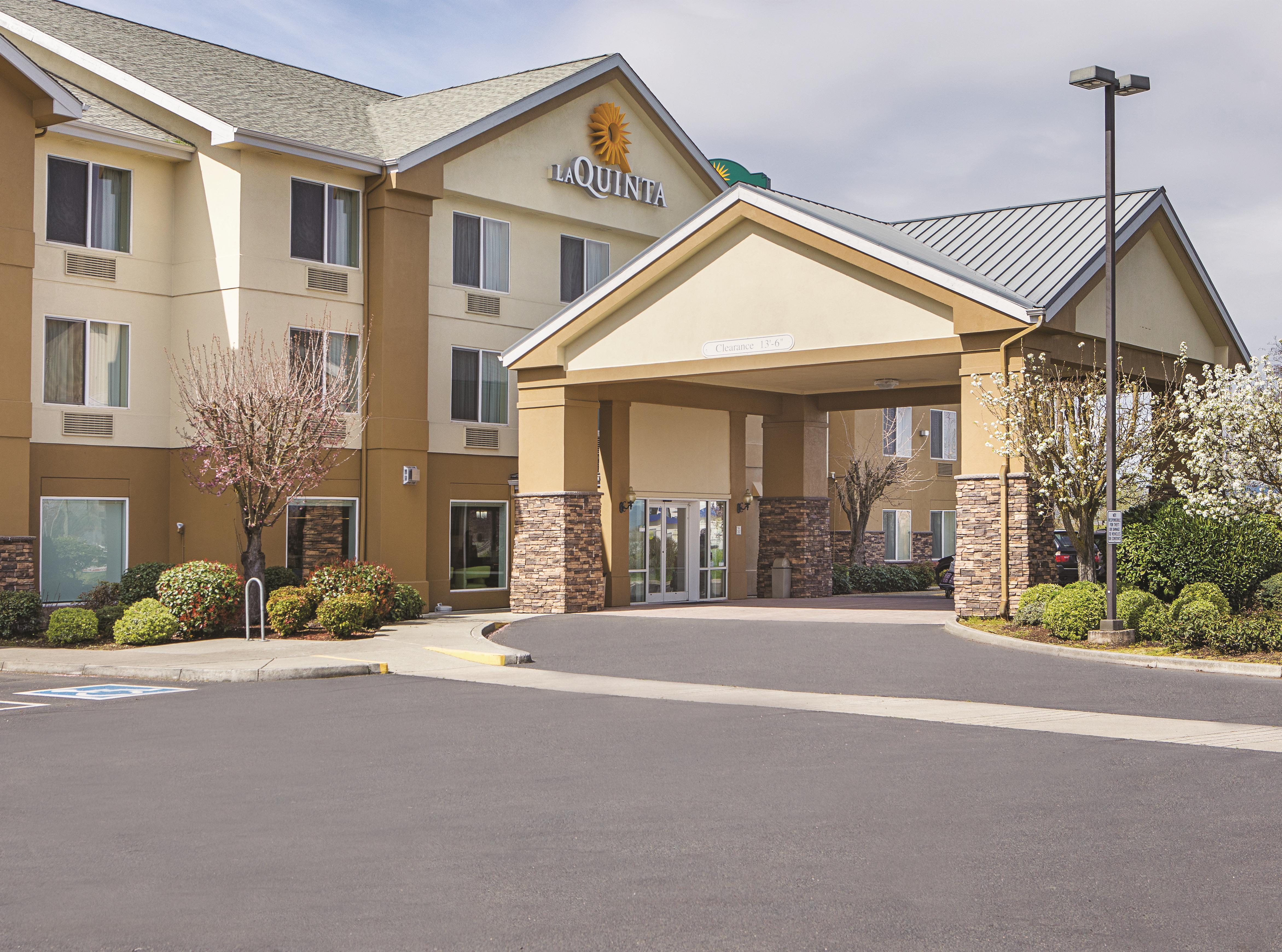 Exterior of La Quinta Inn & Suites by Wyndham Central Point - Medford hotel in Central Point, Oregon