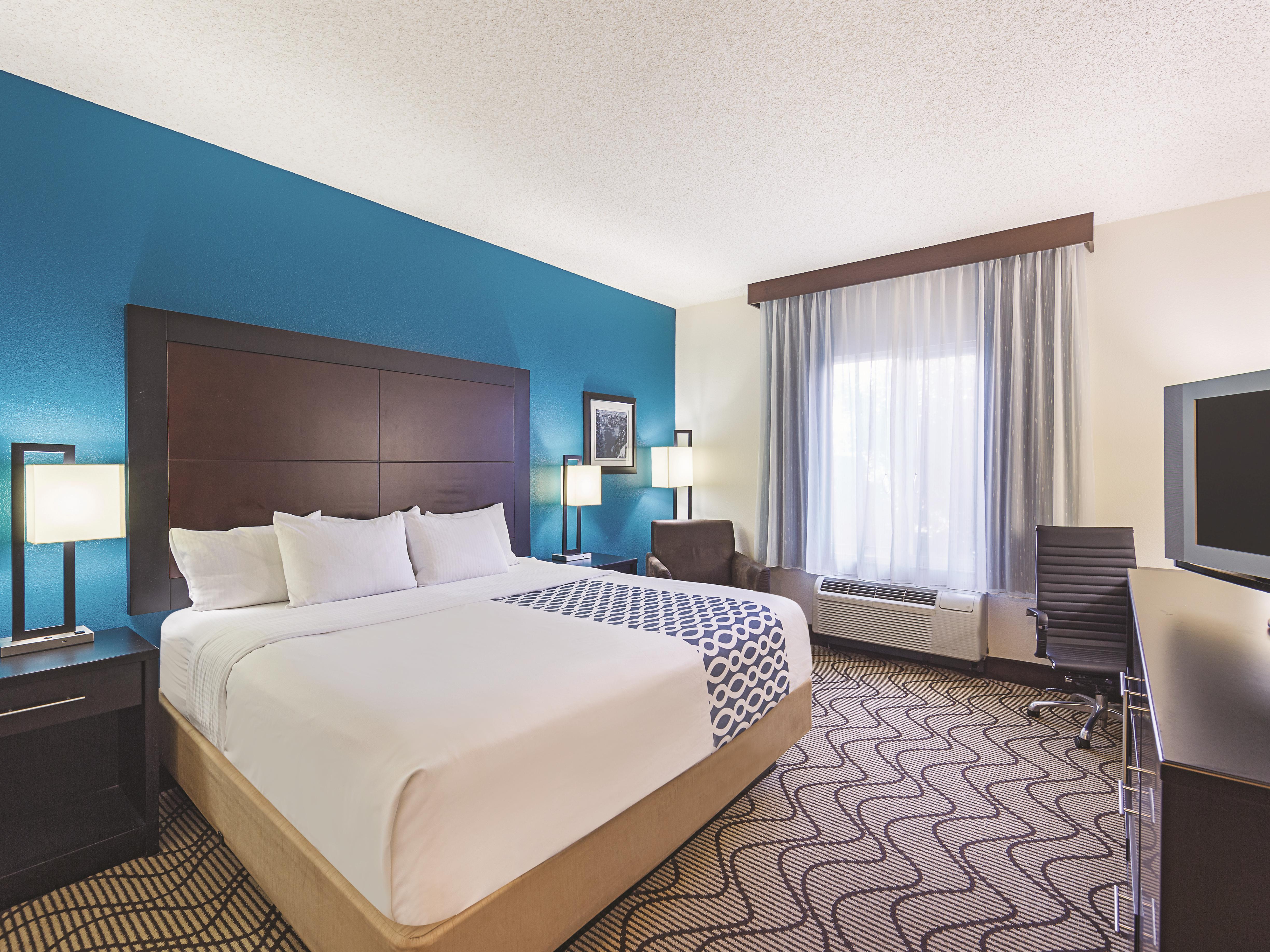 Guest room at the La Quinta Inn & Suites by Wyndham Central Point - Medford in Central Point, Oregon