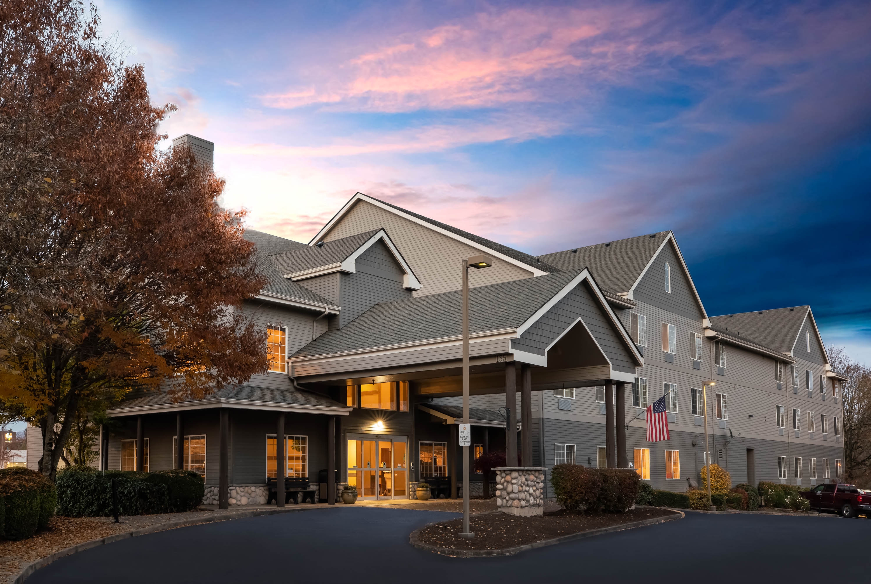 Exterior Night Image of La Quinta Inn & Suites by Wyndham Eugene hotel in Eugene, Oregon