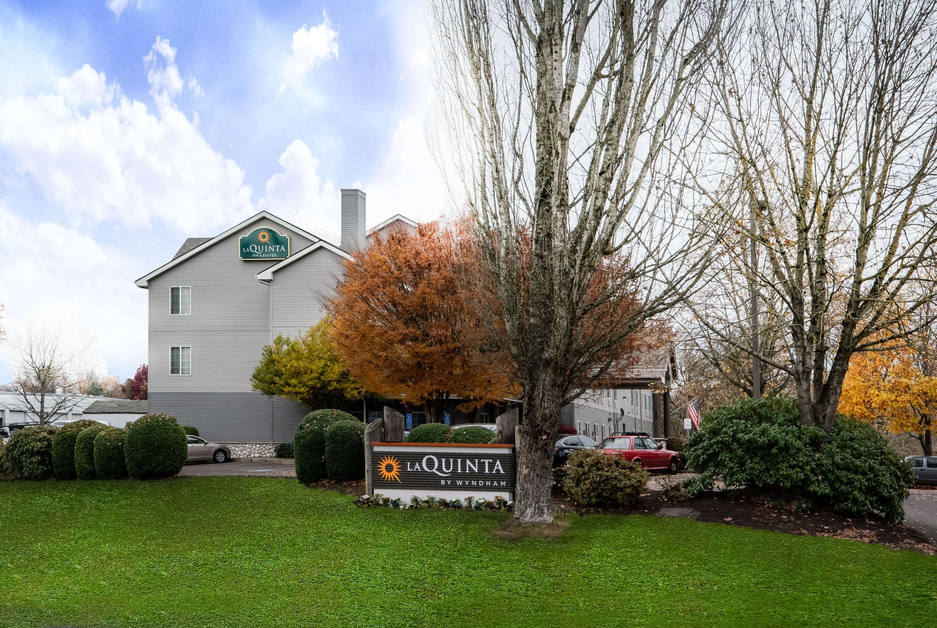 Exterior Day Image of La Quinta Inn & Suites by Wyndham Eugene hotel in Eugene, Oregon