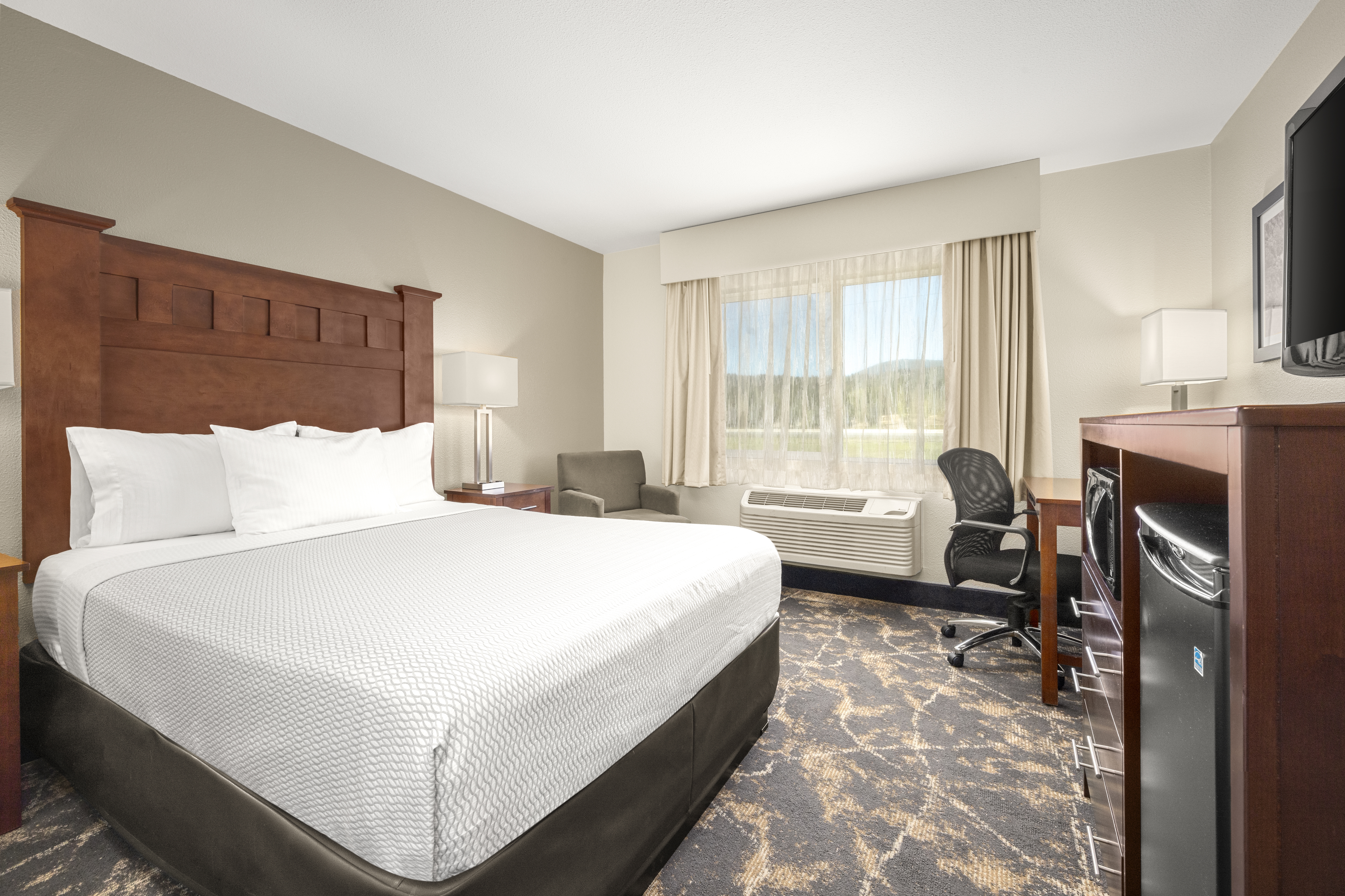 Guest room at the La Quinta Inn & Suites by Wyndham Grants Pass in Grants Pass, Oregon