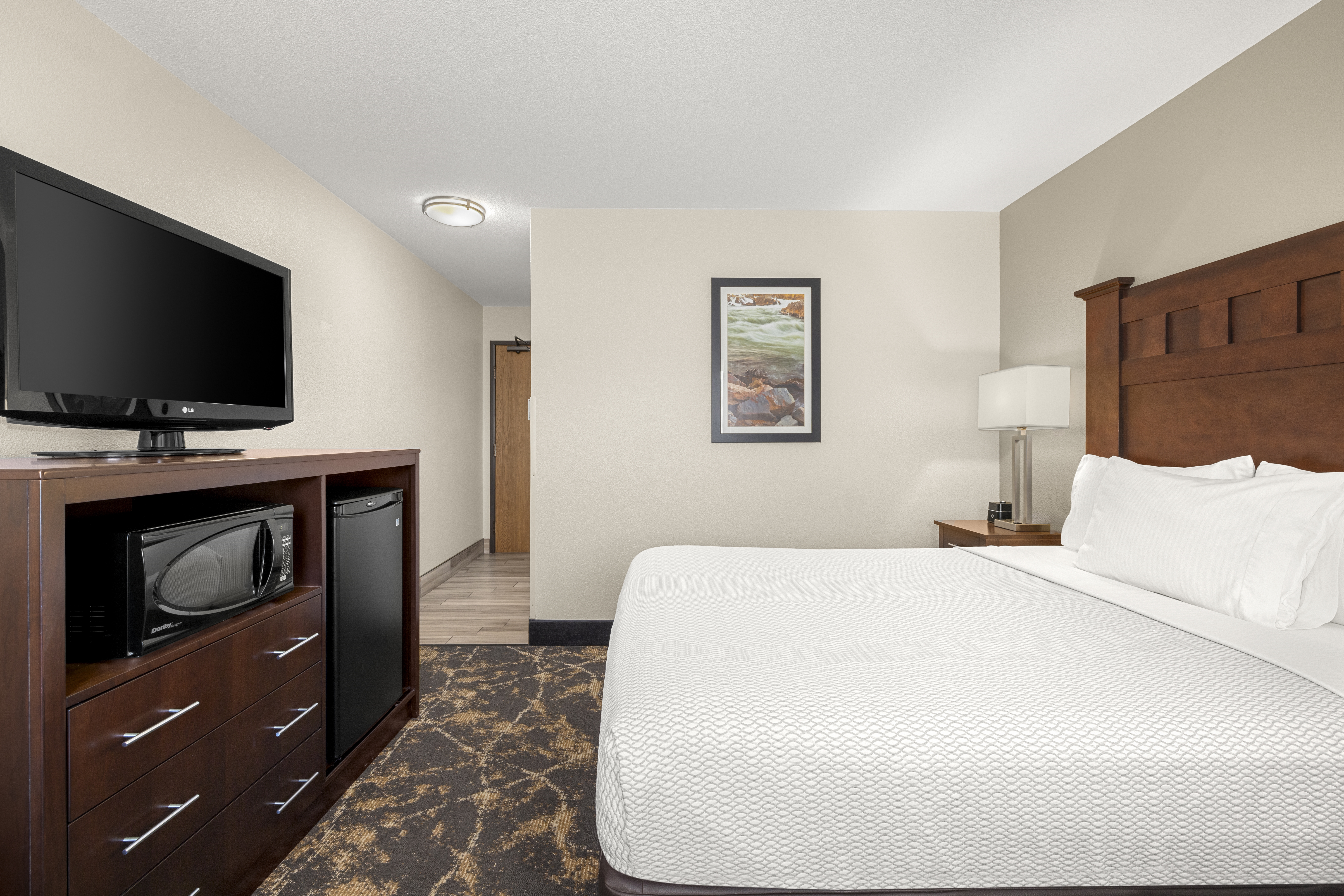 Guest room at the La Quinta Inn & Suites by Wyndham Grants Pass in Grants Pass, Oregon