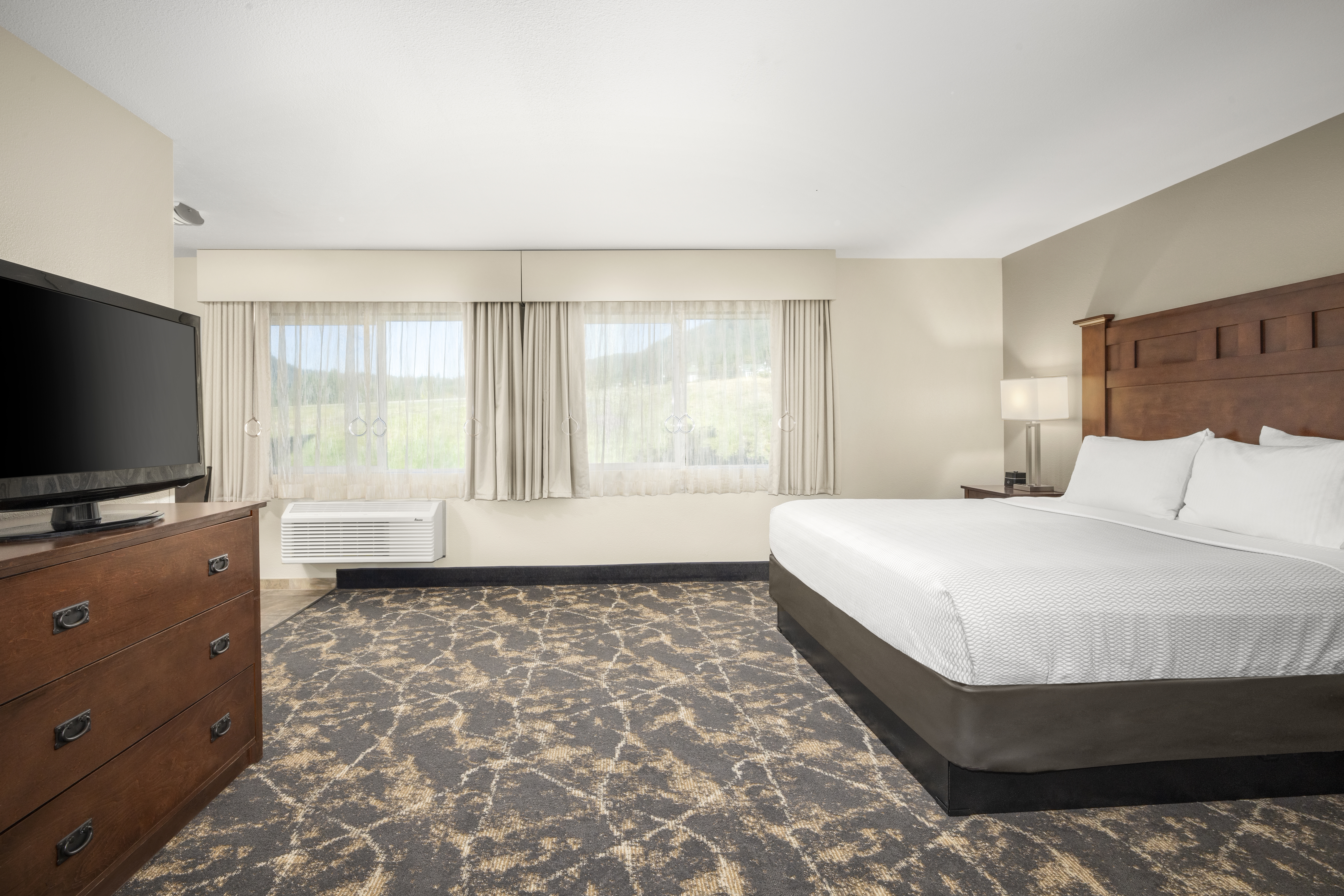 Guest room at the La Quinta Inn & Suites by Wyndham Grants Pass in Grants Pass, Oregon