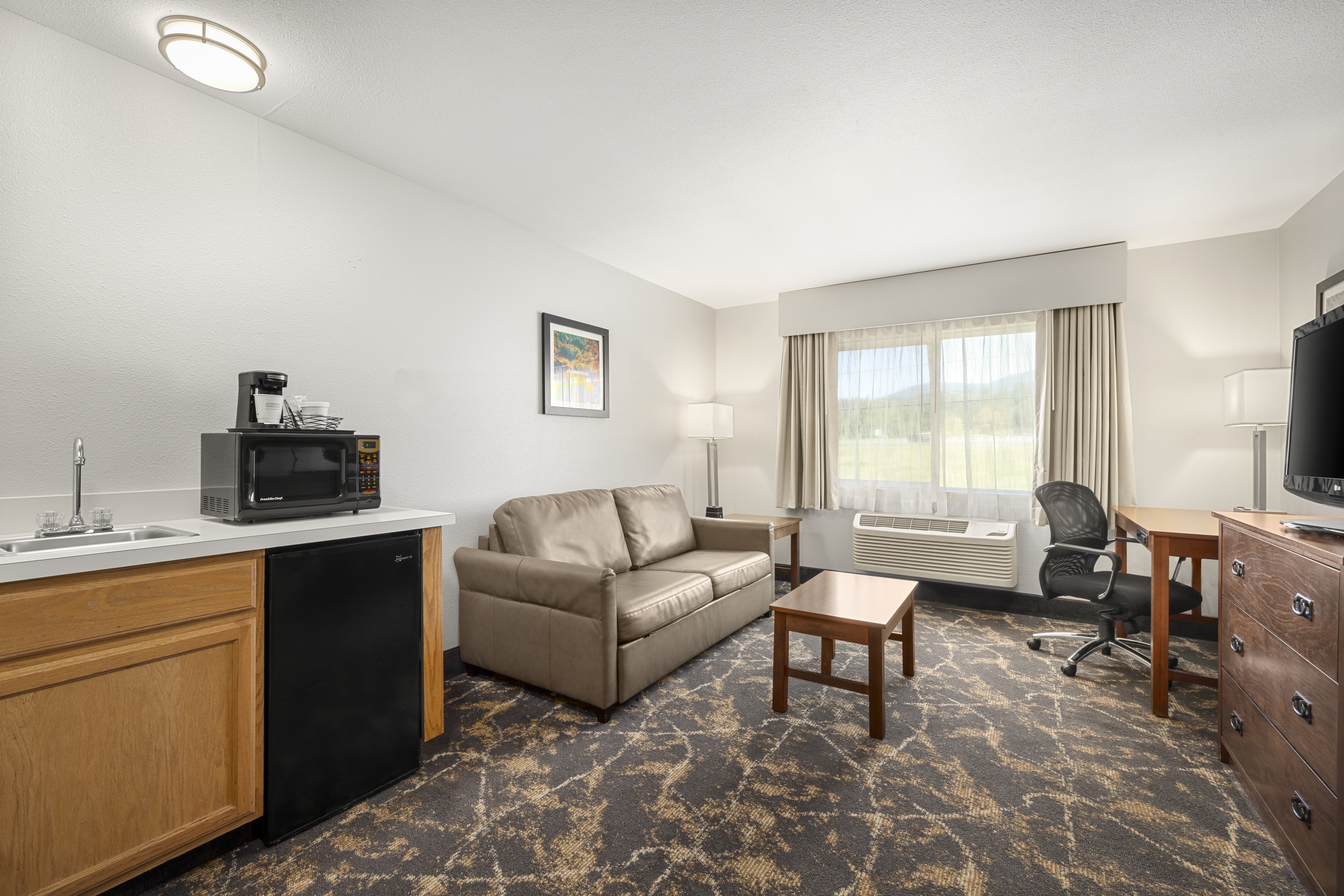 La Quinta Inn & Suites by Wyndham Grants Pass suite in Grants Pass, Oregon