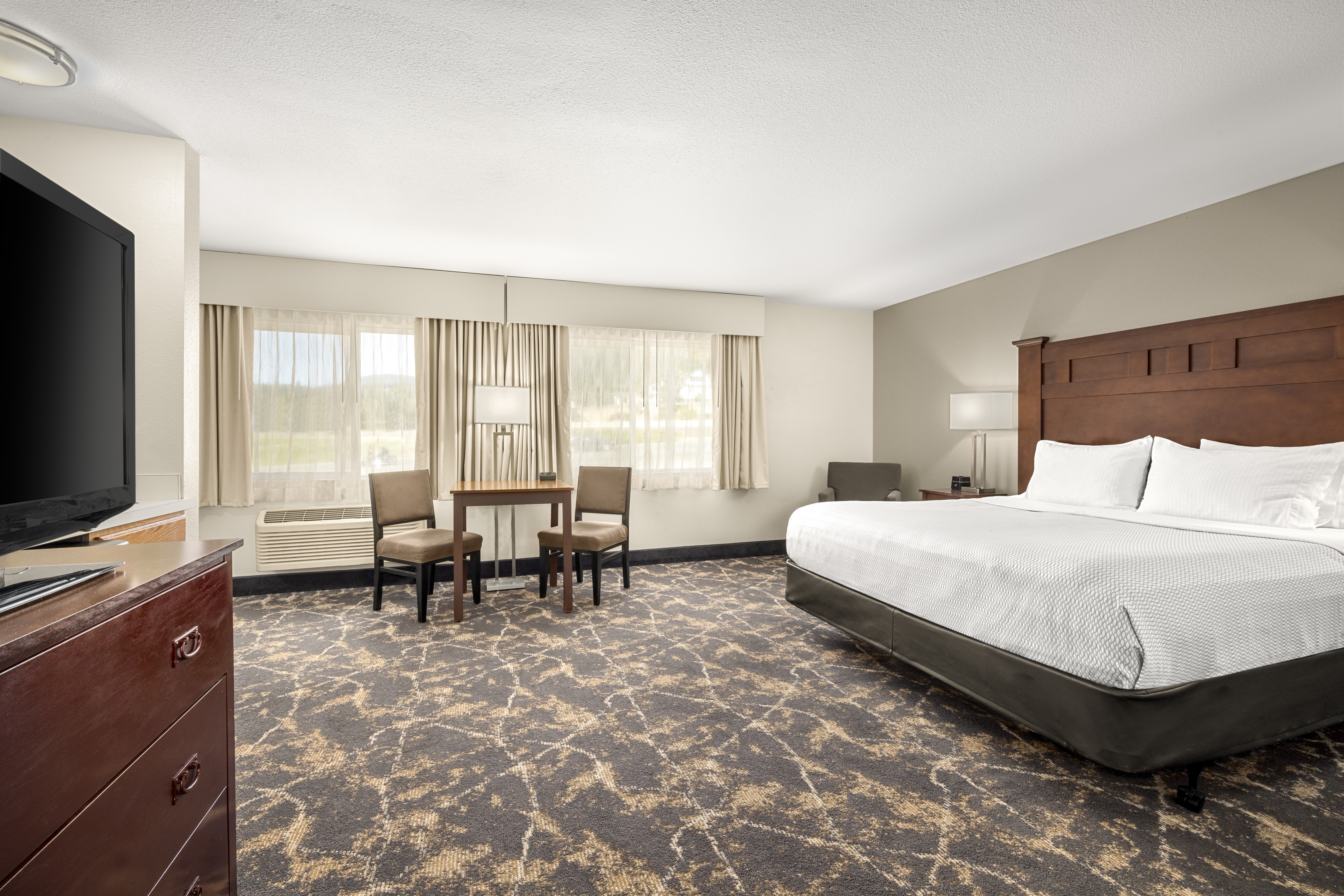 La Quinta Inn & Suites by Wyndham Grants Pass suite in Grants Pass, Oregon