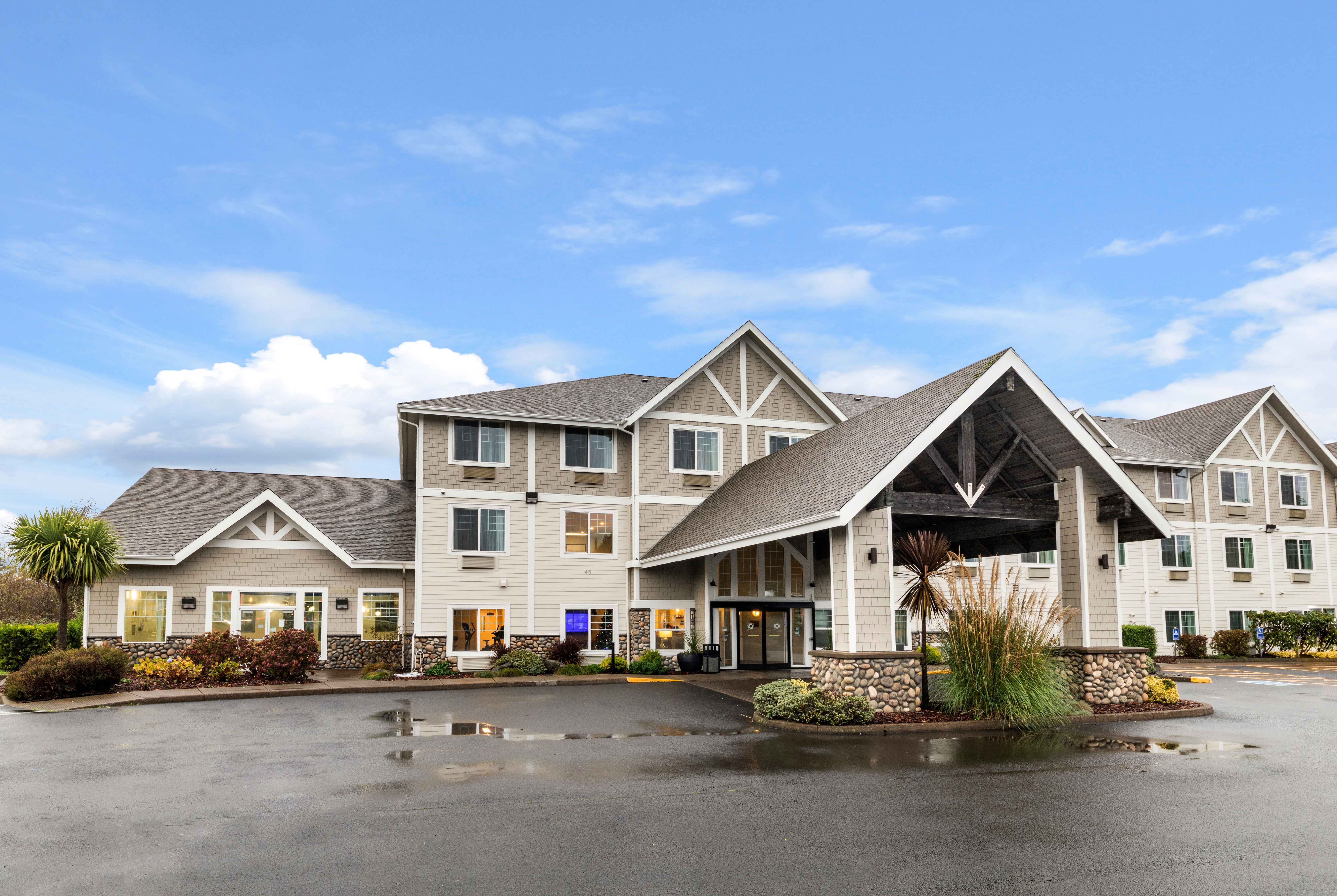 Exterior of La Quinta Inn & Suites by Wyndham Newport hotel in Newport, Oregon